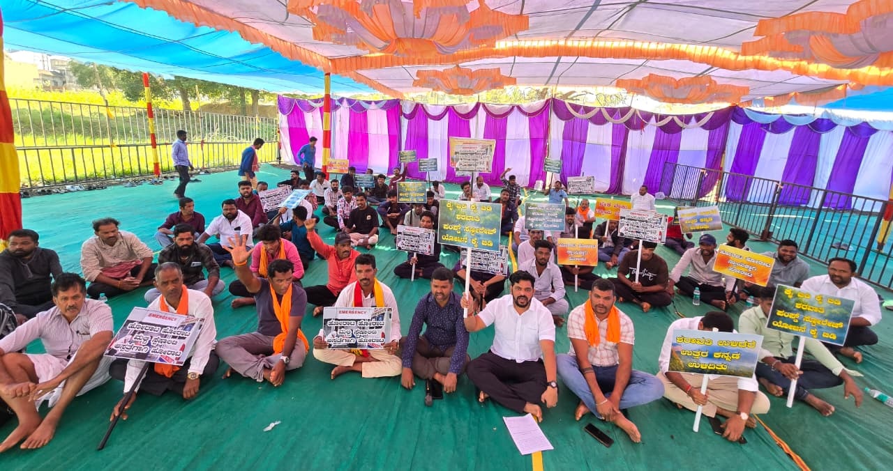 ಉತ್ತರ ಕನ್ನಡ ಜಿಲ್ಲೆಗೆ ಮಲ್ಟಿಸ್ಪೆಷಾಲಿಟಿ ಆಸ್ಪತ್ರೆ ಮಂಜೂರು ಮಾಡಬೇಕು ಎಂದು ಆಗ್ರಹಿಸಿ ಹೋರಾಟ ಸಮಿತಿಯವರು ಸುವರ್ಣ ವಿಧಾನಸೌಧ ಬಳಿಯ ವೇದಿಕೆಯಲ್ಲಿ ಧರಣಿ ಮಾಡಿದರು