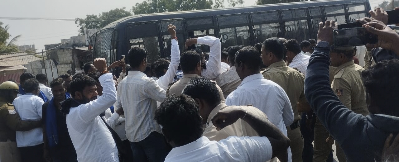 ಒಳ ಮೀಸಲಾತಿ ಪ್ರತಿಭಟನೆಕಾರರನ್ನು ಪೊಲೀಸರು ಬಂಧಿಸಿದರು