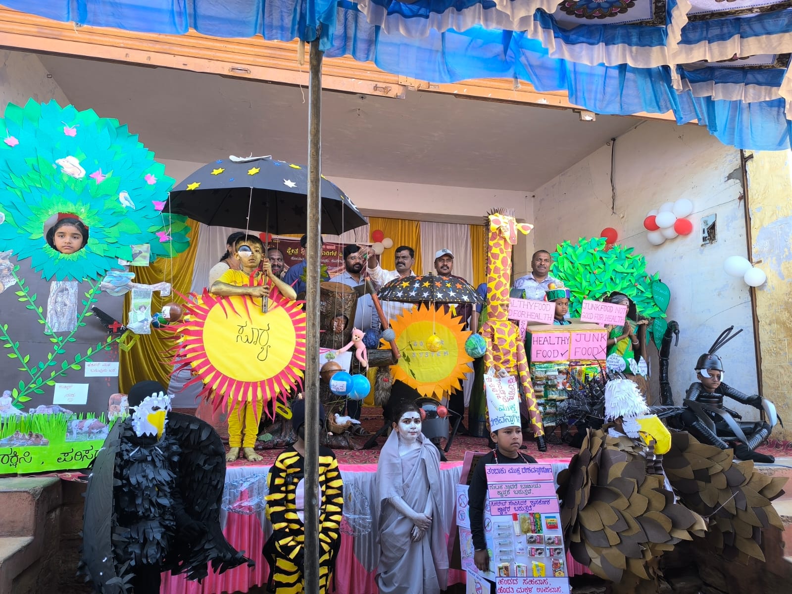 ಕುಶಾಲನಗರದಲ್ಲಿ ಏರ್ಪಡಿಸಿದ್ದ ತಾಲ್ಲೂಕು ಮಟ್ಟದ ಮಕ್ಕಳ ಪ್ರತಿಭಾ ಕಾರಂಜಿ ಸಾಂಸ್ಕೃತಿಕ ಸ್ಪರ್ಧೆಯಲ್ಲಿ ವಿವಿಧ ಶಾಲಾ ಮಕ್ಕಳು ಛದ್ಮವೇಷಧಾರಿಗಳಾಗಿ ಪ್ರೇಕ್ಷಕರ ಗಮನ ಸೆಳೆಯಿತು.