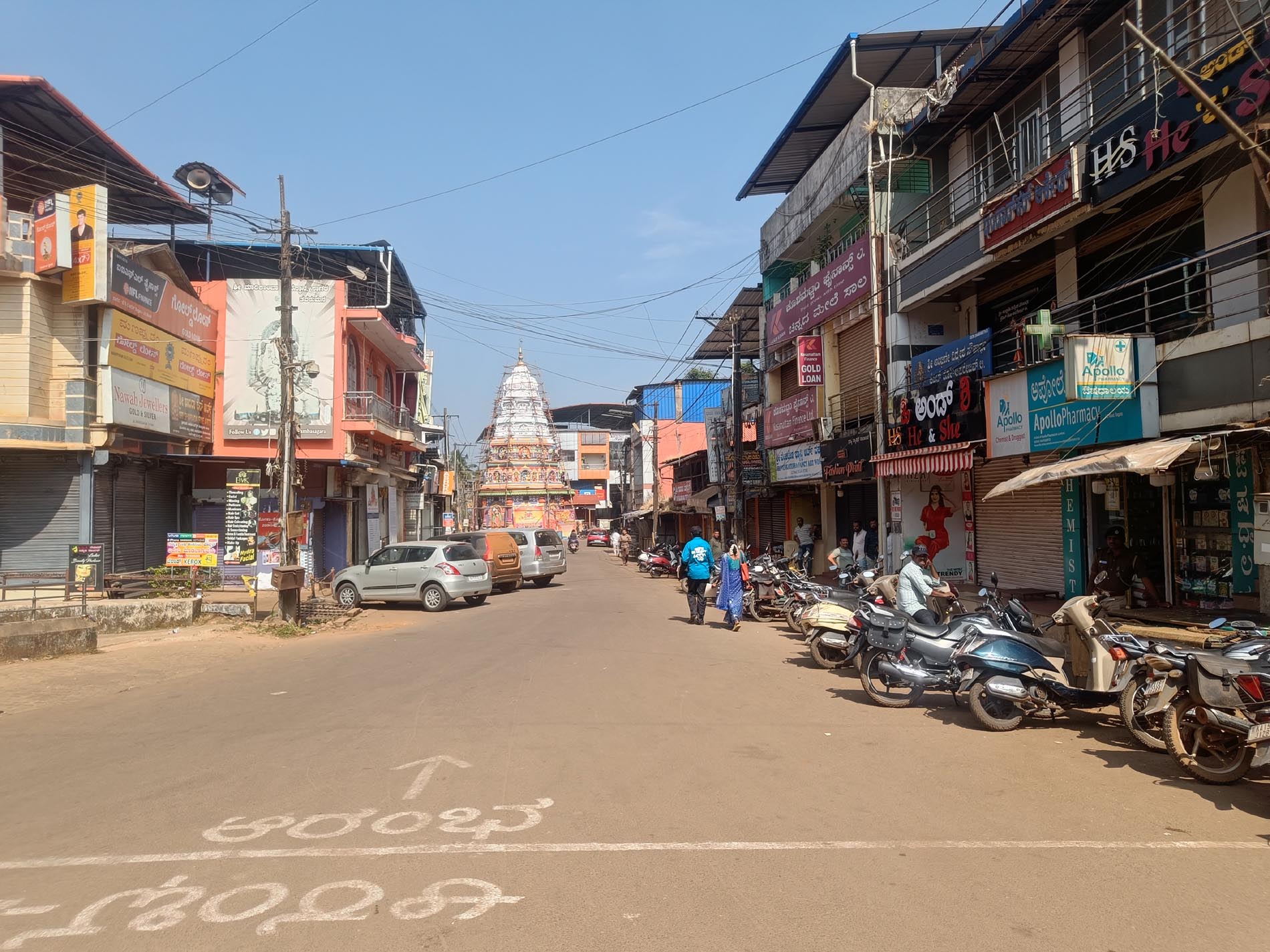 ಜನಜಂಗುಳಿಯಿಂದ ಗಿಜಿಗುಡುತ್ತಿದ್ದ ಜೆ.ಸಿ.ರಸ್ತೆಯಲ್ಲಿ ಬುಧವಾರ ವಿರಳ ಜನ ಸಂಚಾರವಿತ್ತು