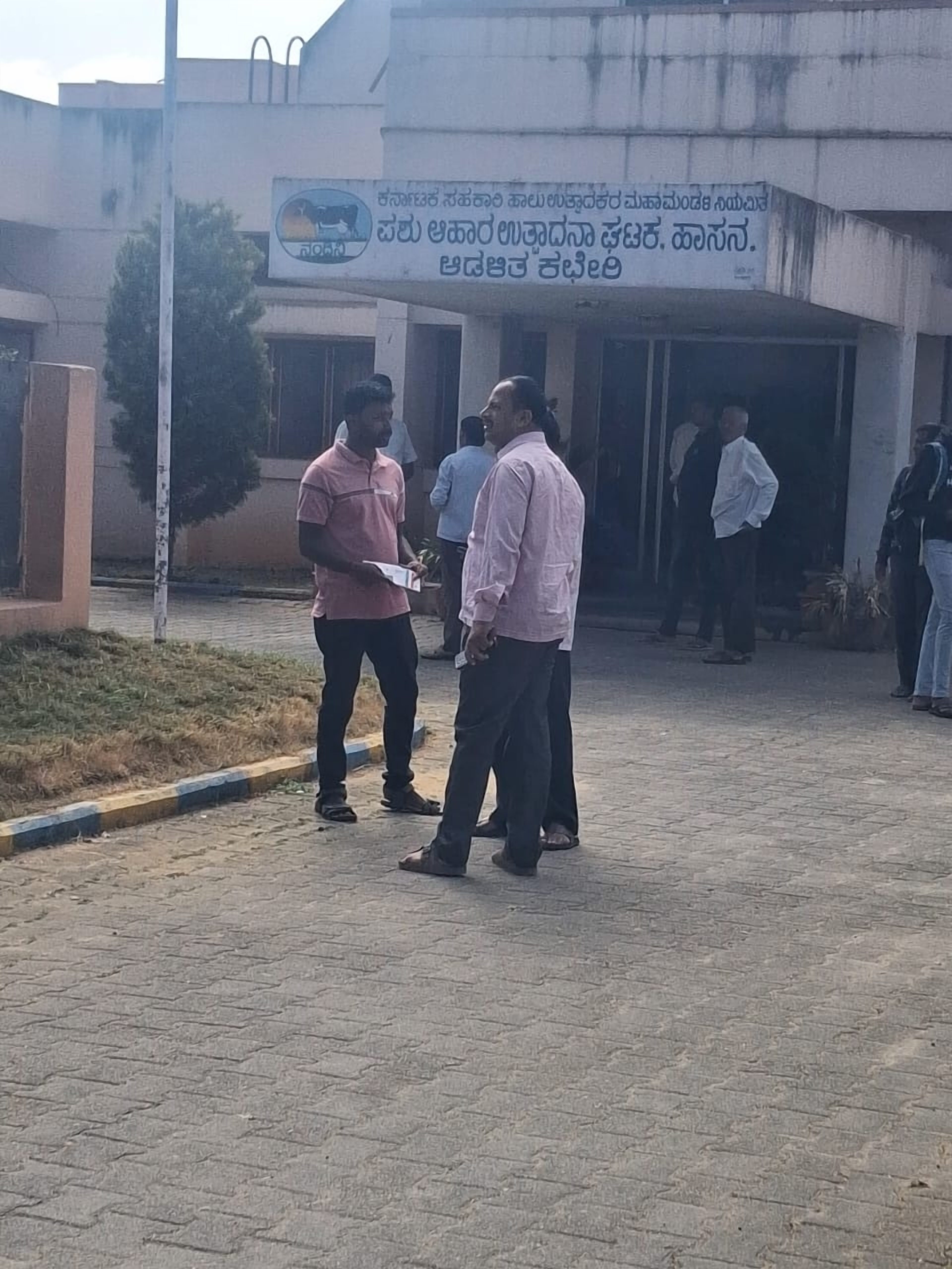 ಪಶು ಆಹಾರ ಘಟಕದ ಎದುರು ಪಹಣಿ ಆಧಾರ್‌ ಕಾರ್ಡ್‌ ಹಿಡಿದು ನಿಂತಿದ್ದ ರೈತರು 