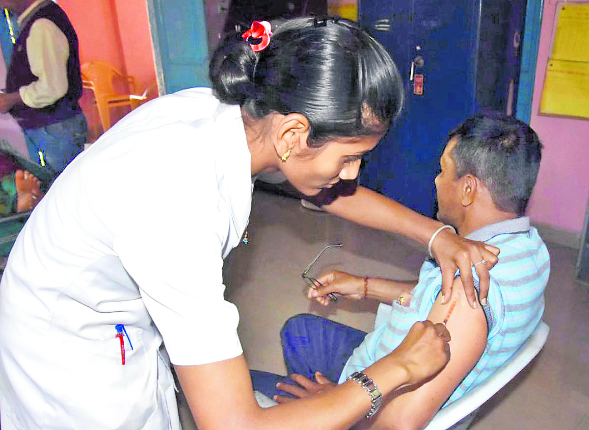 ಮಂಗನ ಕಾಯಿಲೆ ತಡೆಗೆ ಲಸಿಕೆ ಹಾಕುತ್ತಿರುವುದು