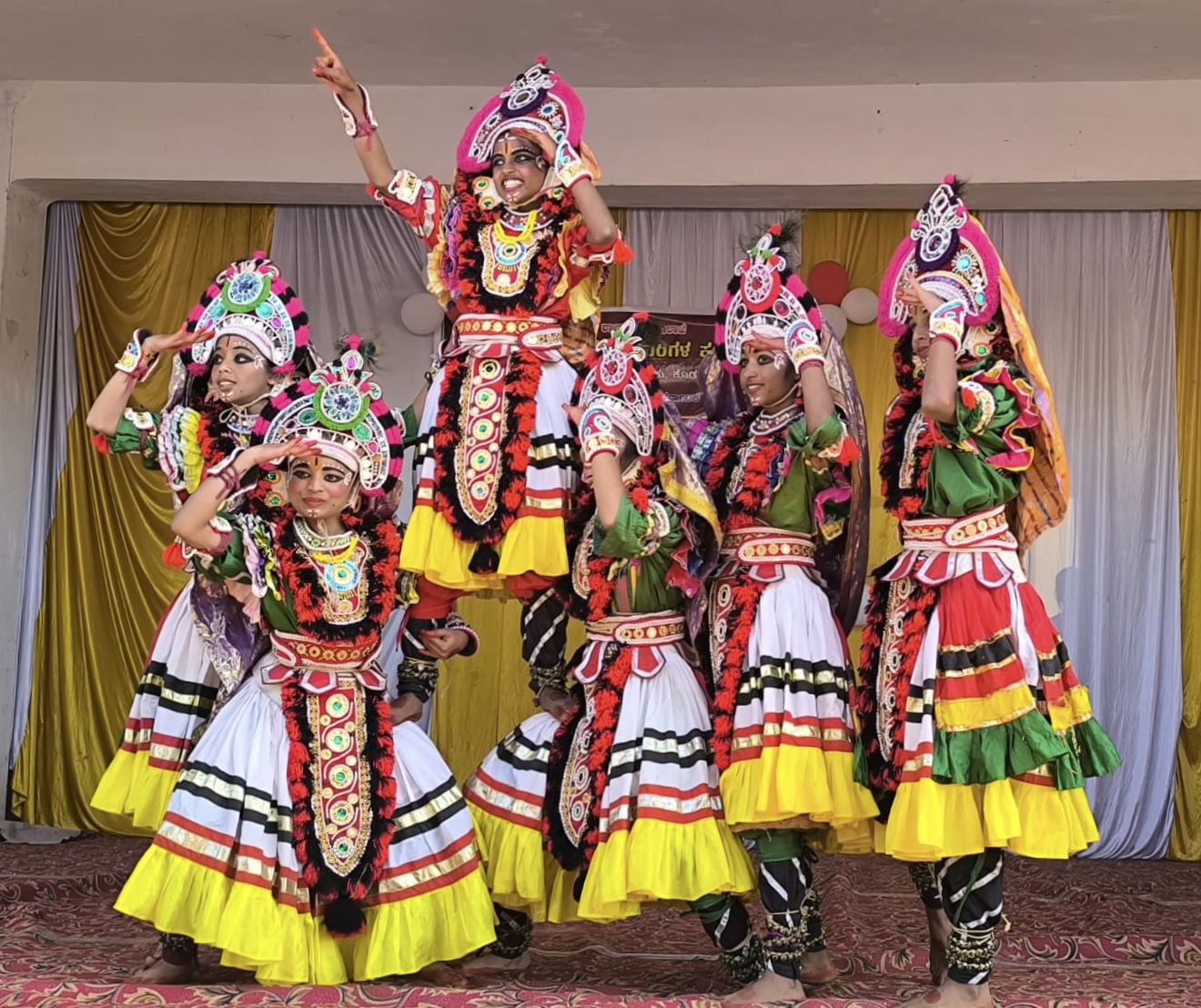 ಕುಶಾಲನಗರದಲ್ಲಿ ಏರ್ಪಡಿಸಿದ್ದ ತಾಲ್ಲೂಕು ಮಟ್ಟದ ಮಕ್ಕಳ ಪ್ರತಿಭಾ ಕಾರಂಜಿ ಸಾಂಸ್ಕೃತಿಕ ಸ್ಪರ್ಧೆಯಲ್ಲಿ ವಿದ್ಯಾರ್ಥಿಗಳ ತಂಡ ಸಮೂಹ ನೃತ್ಯ ಪ್ರದರ್ಶಿಸಿತು