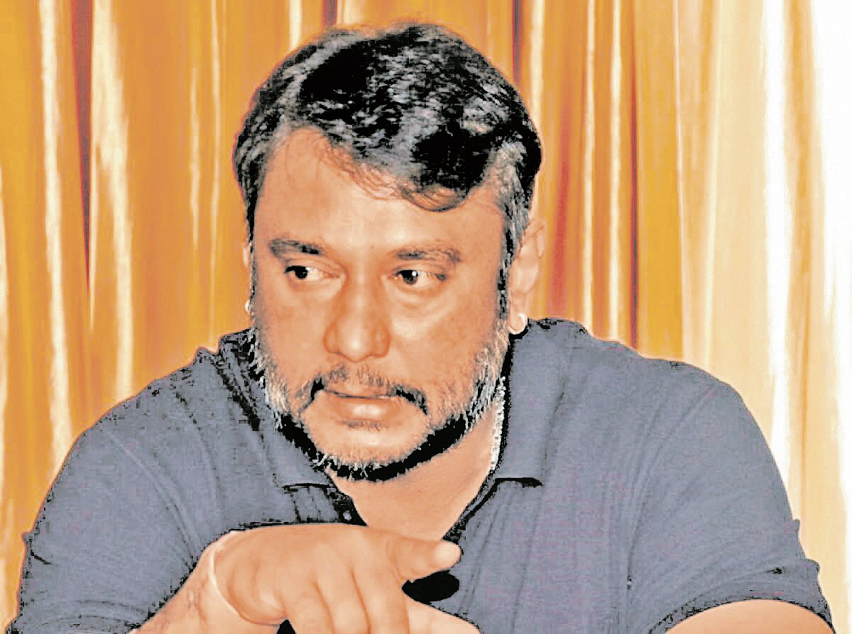 ದರ್ಶನ್‌ ನೋಡಲು ಕಾನ್‌ಸ್ಟೆಬಲ್‌ಗೆ ಅವಕಾಶ: ವಾರ್ಡನ್‌ ಎತ್ತಂಗಡಿ 