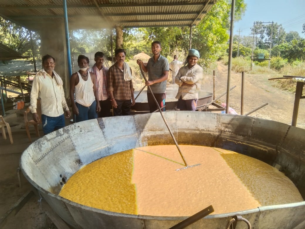 ಸಾಂಪ್ರದಾಯಿಕ ಪದ್ಧತಿಯಲ್ಲಿ ಬೆಲ್ಲ ತಯಾರಿಸುತ್ತಿರುವ ಧಾರವಾಡ ತಾಲ್ಲೂಕಿನ ಬಾಡ ಗ್ರಾಮದ ರೈತರು