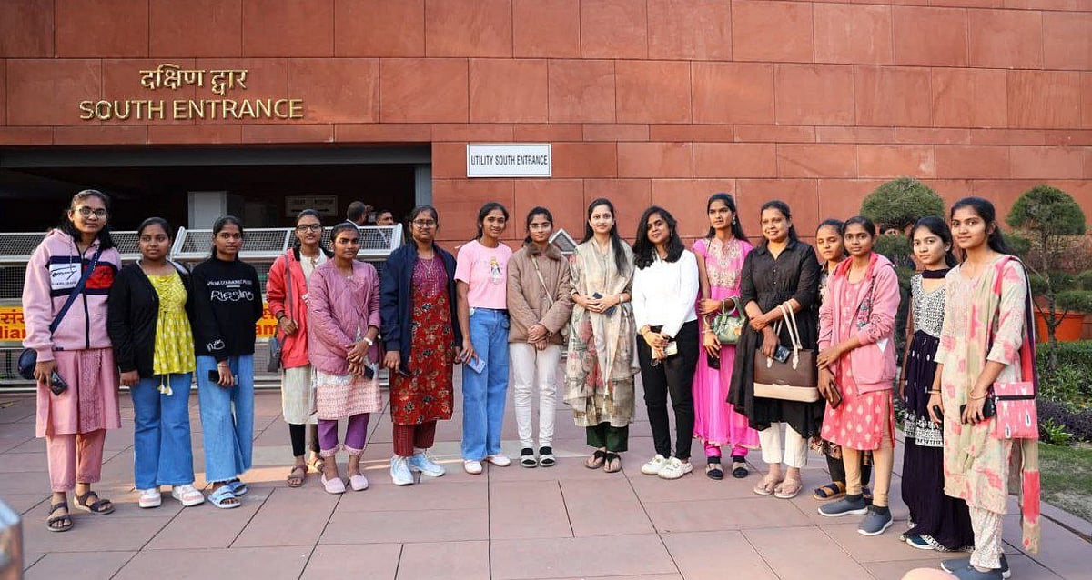 ಚಿಕ್ಕೋಡಿ: ವಿಮಾನ ಏರಿದ ವಿದ್ಯಾರ್ಥಿನಿಯರು, ಸಂಸತ್‌ ವೀಕ್ಷಣೆ