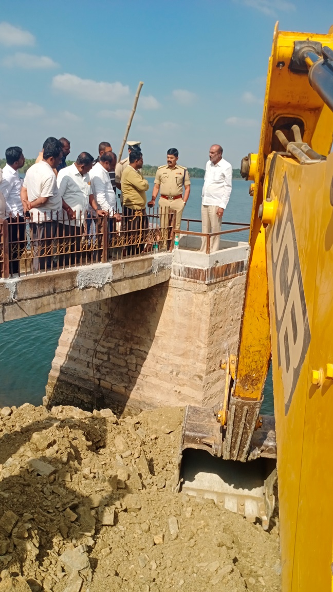 ಕುಣಿಗಲ್ ತಾಲ್ಲೂಕು ಮಂಗಳಾ ಜಲಾಶಯ ಏರಿಯಲ್ಲಿ ಬಿರುಕು ಬಿಟ್ಟಿದ್ದ ಸ್ಥಳಕ್ಕೆ ಮಾಜಿ ಸಚಿವ ಡಿ.ನಾಗರಾಜಯ್ಯ ಹೆಚ್ಚುವರಿ ಪೊಲೀಸ್ ವರಿಷ್ಠಾಧಿಕಾರಿ ಪುರುಷೋತ್ತಮ್ ತುಮುಲ್ ನಿರ್ದೇಶಕ ಡಿ.ಕೃಷ್ಣಕುಮಾರ್ ಭೇಟಿ ನೀಡಿದರು