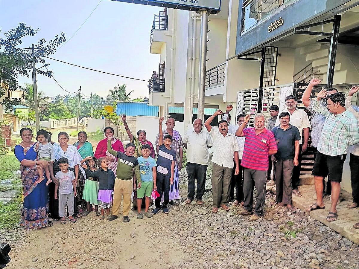 ಬೆಂಗಳೂರು: ರಸ್ತೆ ಡಾಂಬರೀಕರಣಕ್ಕೆ ಪ್ರತಿಭಟನೆ