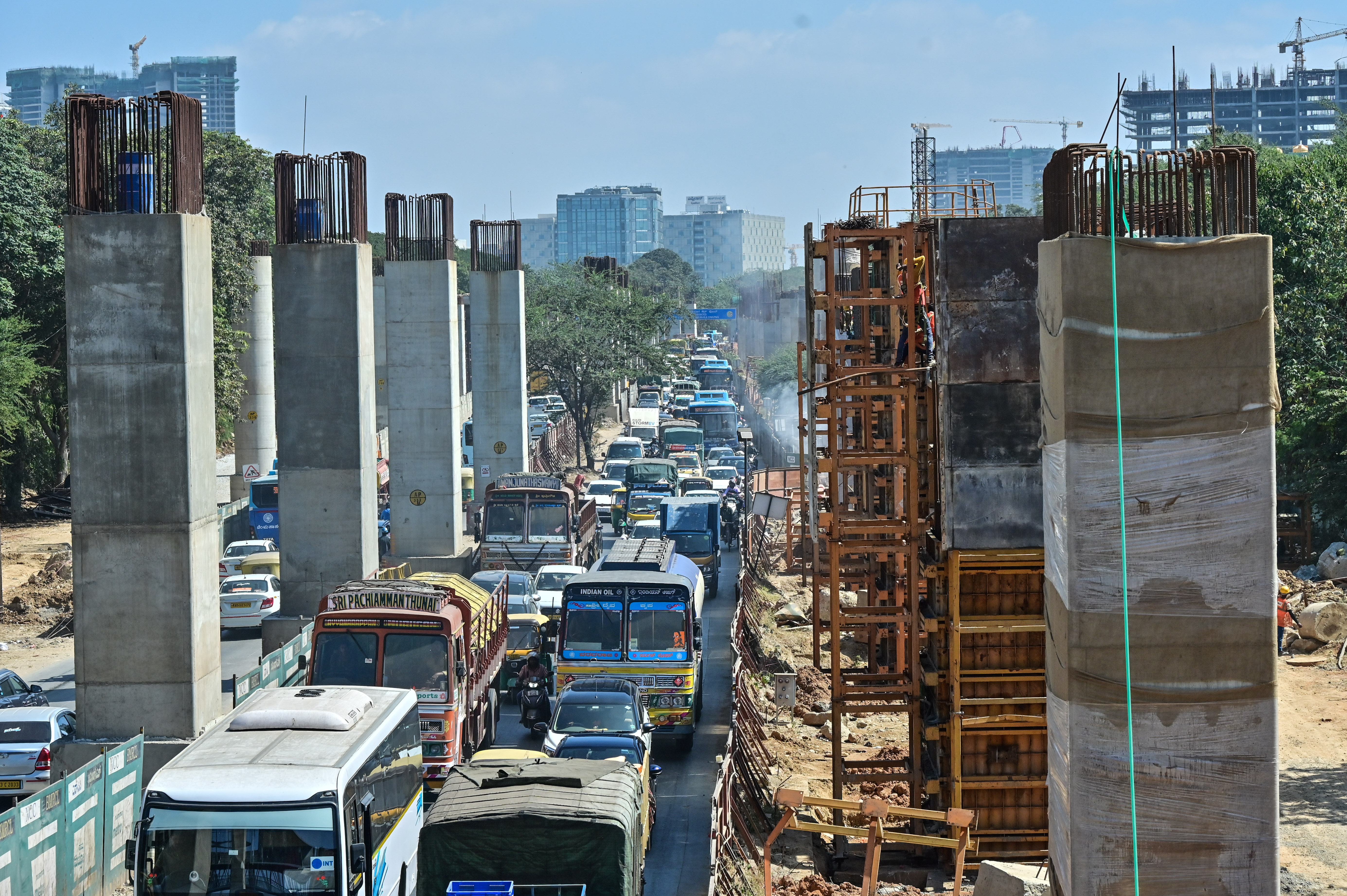 ಮೆಟ್ರೊ ಕಾಮಗಾರಿಯಿಂದಾಗಿ ಅಗಲ ಕಡಿಮೆಗೊಂಡಿರುವ ನಾಗವಾರದ ಹೊರವರ್ತುಲ ರಸ್ತೆಯಲ್ಲಿ ನಿಧಾನವಾಗಿ ಸಾಗುತ್ತಿರುವ ವಾಹನಗಳು.
ಪ್ರಜಾವಾಣಿ ಚಿತ್ರ: ಪ್ರಶಾಂತ್ ಎಚ್.ಜಿ.