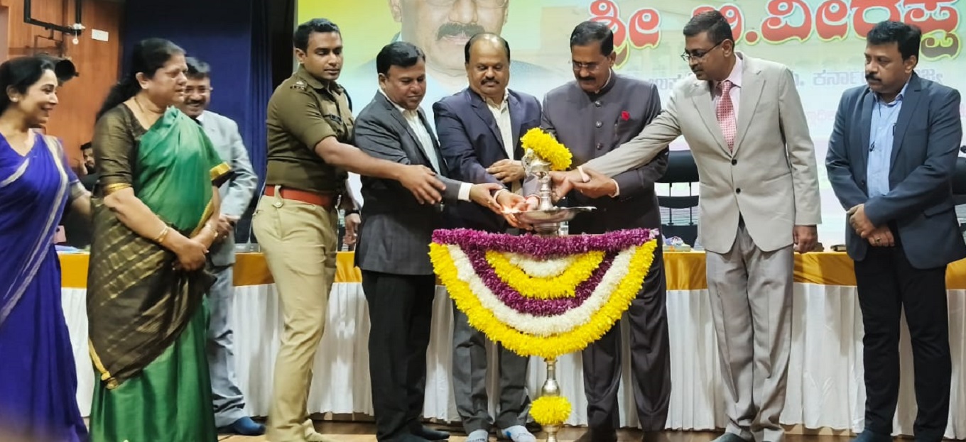 ಕೋಲಾರದಲ್ಲಿ ಬುಧವಾರ ಉಪಲೋಕಾಯುಕ್ತ ಬಿ.ವೀರಪ್ಪ ದೂರುಗಳ ವಿಚಾರಣೆ ಹಾಗೂ ಬಾಕಿ ದೂರುಗಳ ವಿಲೇವಾರಿ ಕಾರ್ಯಕ್ರಮ ಉದ್ಘಾಟಿಸಿದರು (ಎಡಚಿತ್ರ) ದೂರುದಾರರು ಹಾಗೂ ಅಧಿಕಾರಿಗಳಿಂದ ಉಪಲೋಕಾಯುಕ್ತರಿಗೆ ವಿವರಣೆ