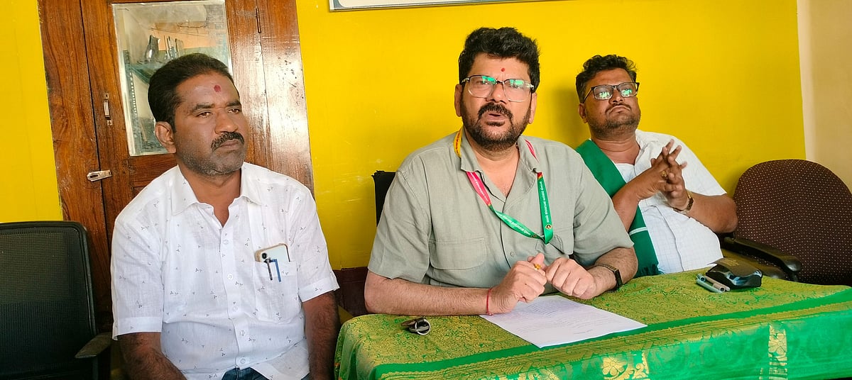 ಸುಳ್ಳು ಪ್ರಕರಣ: ನಾಲ್ವರು ಪೊಲೀಸ್ ಸಿಬ್ಬಂದಿ ವಜಾಕ್ಕೆ ಪಟ್ಟು