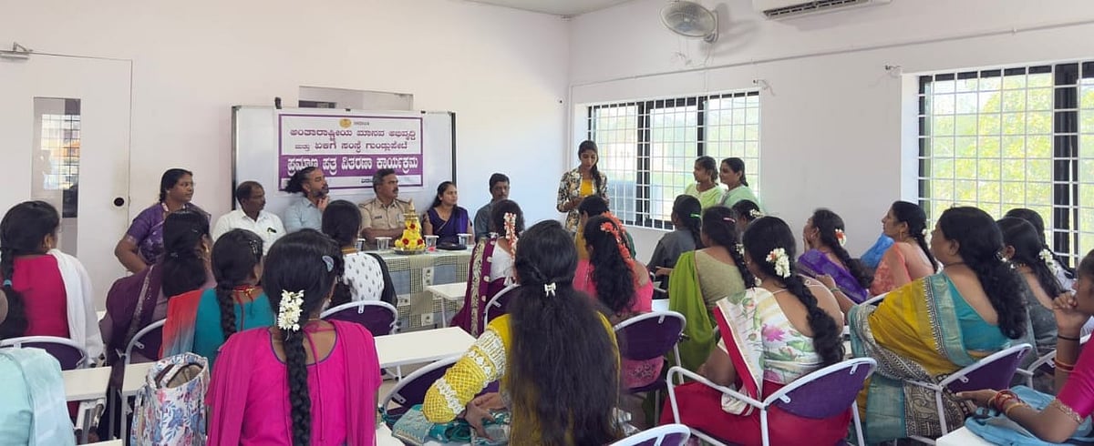 ಹೊಲಿಗೆ ತರಬೇತಿ ಪಡೆದ ಮಹಿಳೆಯರಿಗೆ ಪ್ರಮಾಣ ಪತ್ರ ವಿತರಣೆ