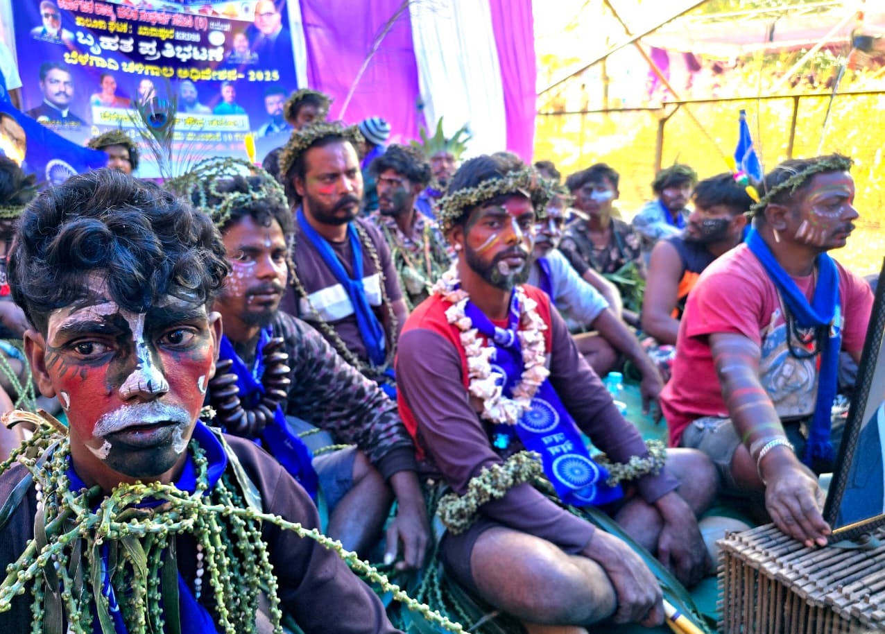 ಆಧಾರ್‌ ಕಾರ್ಡ್‌ ರೇಷನ್‌ ಕಾರ್ಡ್‌ ನೀಡಬೇಕು ಎಂದು ಆಗ್ರಹಿಸಿ ಬೆಳಗಾವಿ ಸುವರ್ಣ ವಿಧಾನಸೌಧ ಬಳಿ ಹಕ್ಕಿ–ಪಿಕ್ಕಿ ಸಮುದಾಯದವರು ಗುರುವಾರ ಸಾಂಪ್ರದಾಯಿಕ ದಿರಿಸಿನಲ್ಲಿ ಬಂದು ಪ್ರತಿಭಟಿಸಿದರು  ಪ್ರಜಾವಾಣಿ ಚಿತ್ರ: ಏಕನಾಥ ಅಗಸಿಮನಿ