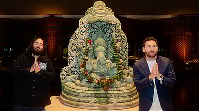 ಜಾಗತಿಕ ಫುಟ್‌ಬಾಲ್ ತಾರೆ ಲಿಯೋನೆಲ್ ಮೆಸ್ಸಿ ಅವರು ಅನಂತ್ ಅಂಬಾನಿ ಮಾಲೀಕತ್ವದ ವನ್ಯಜೀವಿ ರಕ್ಷಣೆ, ಪುನರ್ವಸತಿ ಮತ್ತು ಸಂರಕ್ಷಣಾ ಕೇಂದ್ರವಾಗಿರುವ ವನತಾರಗೆ ಭೇಟಿ ನೀಡಿದರು.