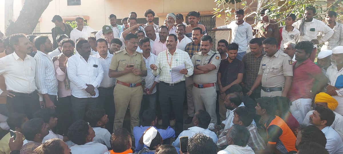 ವಿಜಯಪುರ | ದರ ಕುಸಿತ: ರಸ್ತೆಗೆ  ಉಳ್ಳಾಗಡ್ಡಿ ಸುರಿದು ರೈತರ ಪ್ರತಿಭಟನೆ