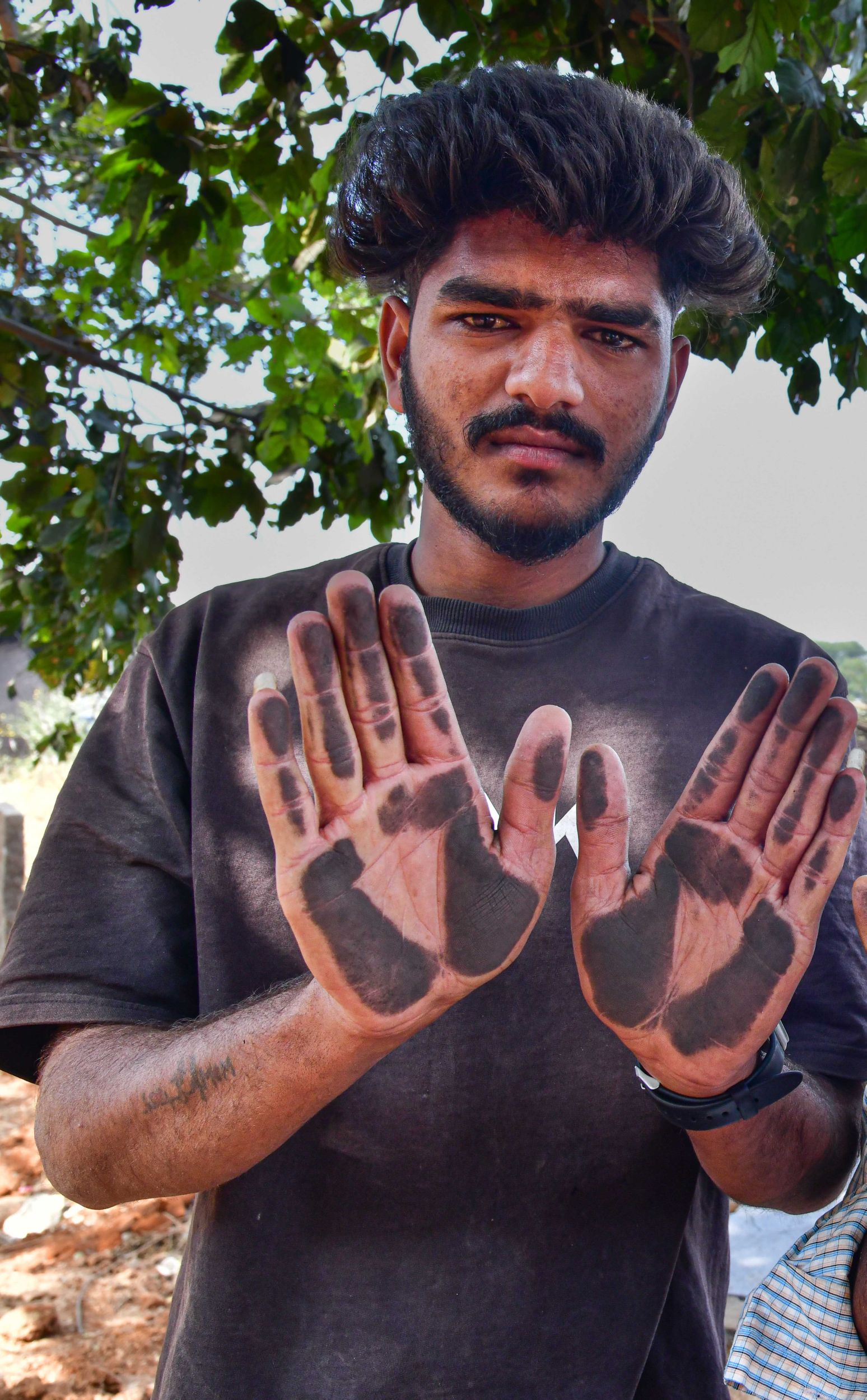 ಹಾಲವರ್ತಿ ಗ್ರಾಮದಲ್ಲಿ ಯುವಕನ ಕೈಗೆ ಅಂಟಿದ ಕಪ್ಪು ದೂಳು 