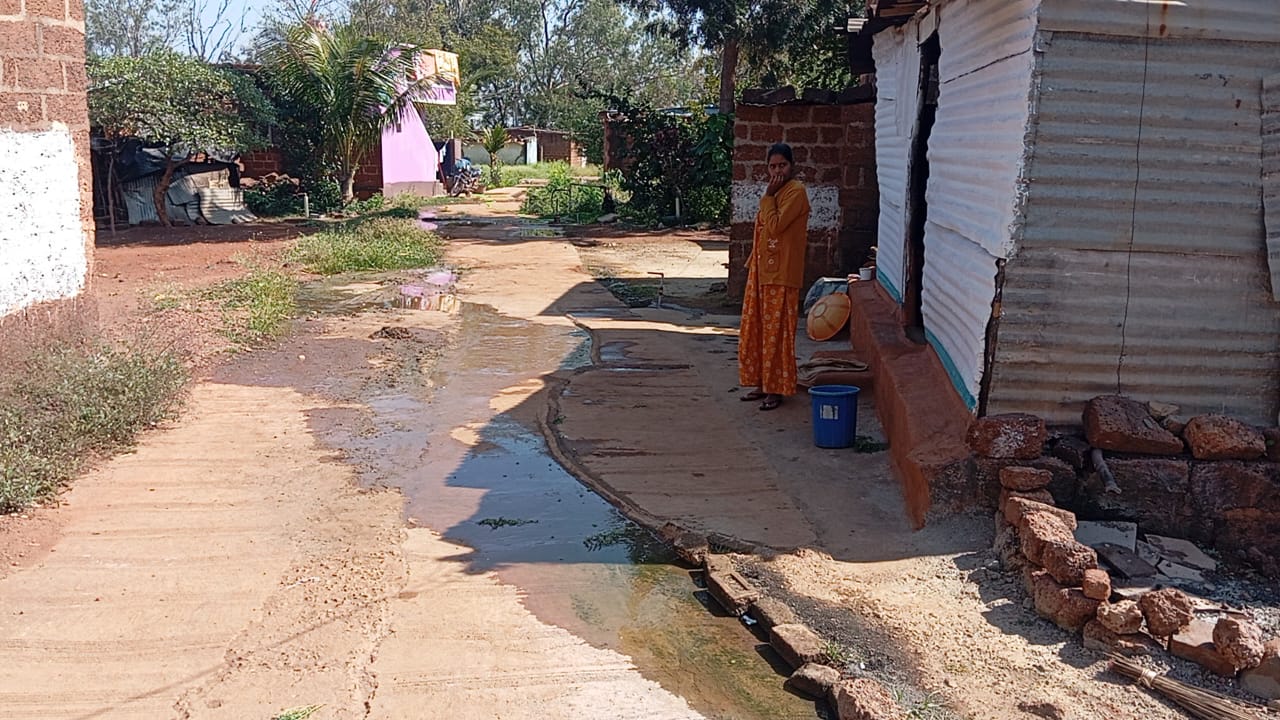ಗ್ರಾಮದ ಮನೆಯೊಂದರ ರಸ್ತೆಯ ಮೇಲಿಂದ ಚರಂಡಿ ನೀರು ಹರಿಯುತ್ತಿರುವುದು