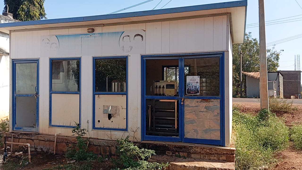 ಮಲ್ಕಾಪುರ್ ವಾಡಿ ಗ್ರಾಮದಲ್ಲಿನ ಶುದ್ಧ ಕುಡಿಯುವ ನೀರಿನ ಘಟಕ ಬಂದ್ ಆಗಿದೆ