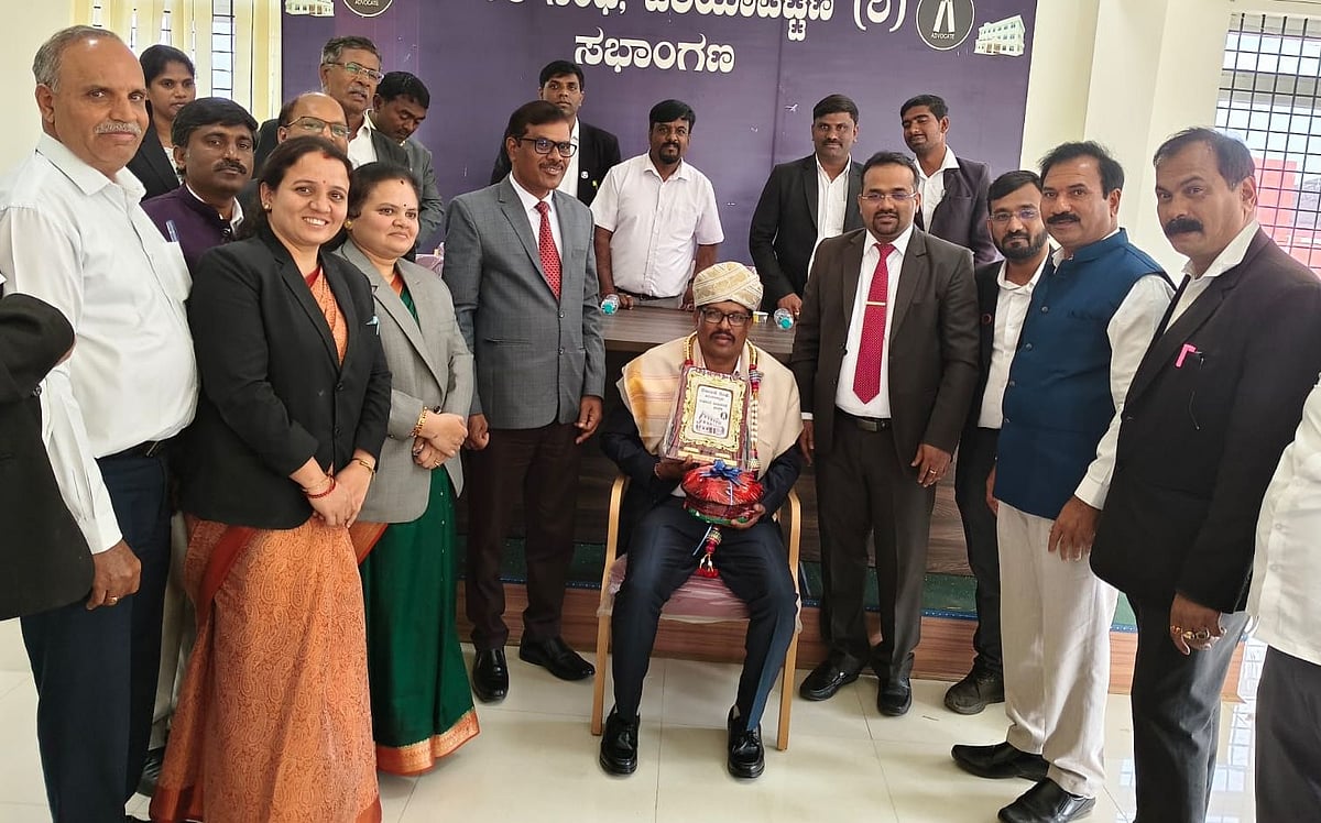 ಪಿರಿಯಾಪಟ್ಟಣ: ಸಂವಿಧಾನ ಮತ್ತು ವಕೀಲರ ದಿನಾಚರಣೆ