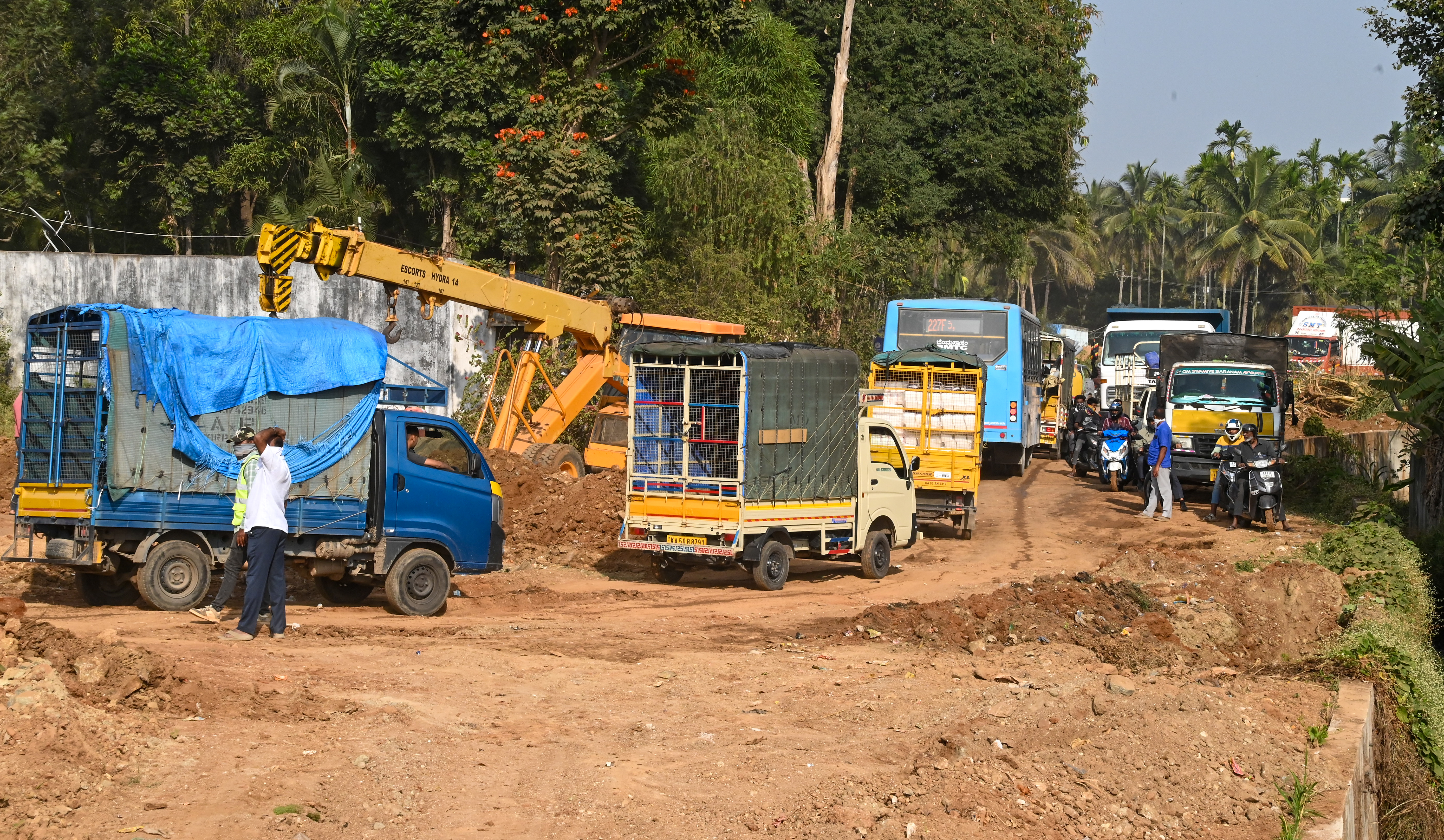 ಭೀಮನಕುಪ್ಪೆ–ರಾಮೋಹಳ್ಳಿ ಮಾರ್ಗದಲ್ಲಿ ಮಣ್ಣು ಹಾಕಿ ನಿರ್ಮಿಸುತ್ತಿರುವ ರಸ್ತೆಯಲ್ಲಿ ವಾಹನ ದಟ್ಟಣೆ.  ಪ್ರಜಾವಾಣಿ ಚಿತ್ರ: ಎಂ.ಎಸ್.ಮಂಜುನಾಥ್