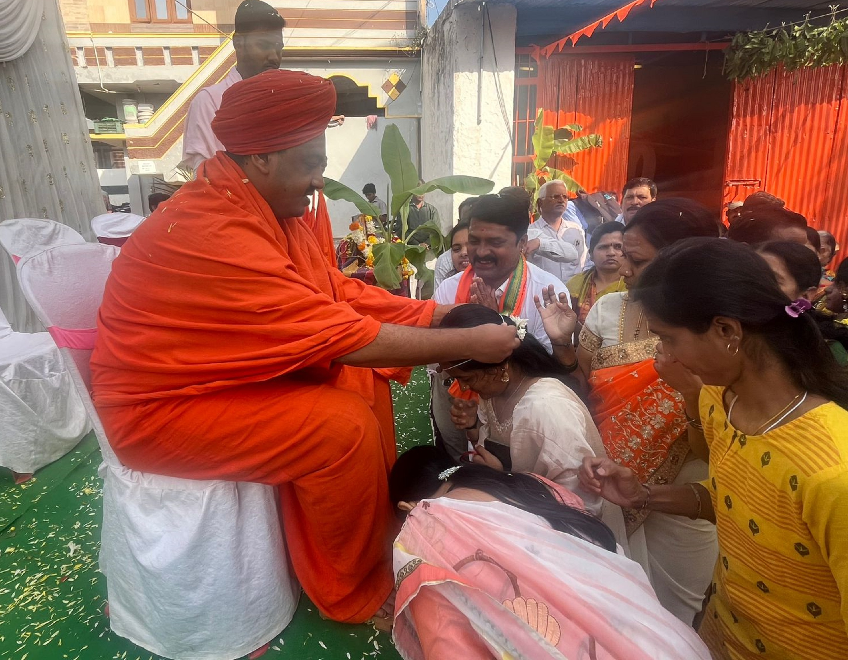 ಹಾವೇರಿಯಲ್ಲಿ ಗುರುವಾರ ನಡೆದ ‘ಜನಜಾಗೃತಿ ಪಾದಯಾತ್ರೆ’ ಕಾರ್ಯಕ್ರಮದಲ್ಲಿ ಸದಾಶಿವ ಸ್ವಾಮೀಜಿಯವರು ಭಕ್ತರಿಗೆ ರುದ್ರಾಕ್ಷಿ ಧಾರಣೆ ಮಾಡಿದರು