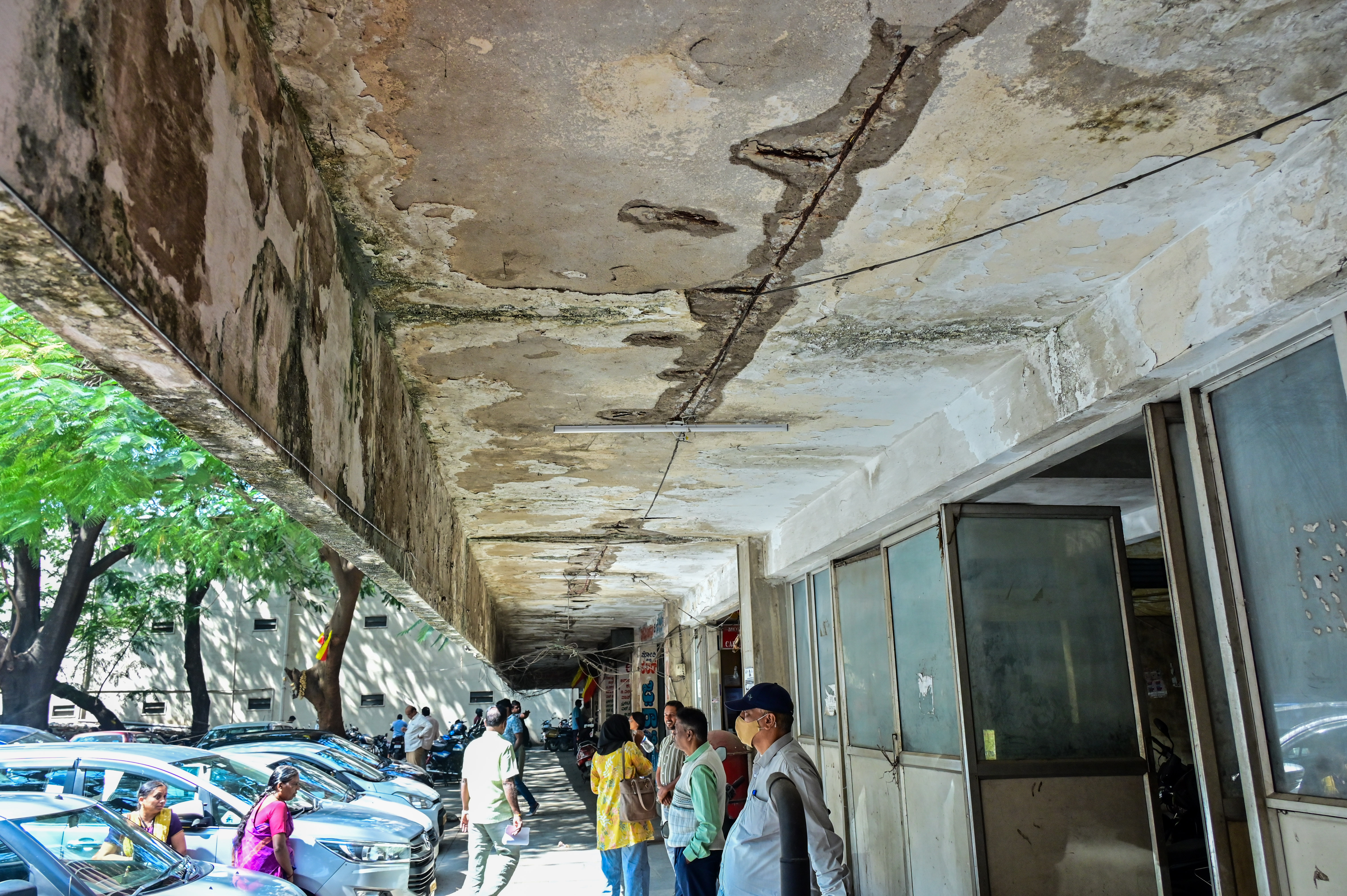 ಚಾವಣಿ ಬಿರುಕು ಬಿಟ್ಟಿರುವುದು... ಪ್ರಜಾವಾಣಿ ಚಿತ್ರ. ಪ್ರಶಾಂತ್ ಎಚ್.ಜಿ.