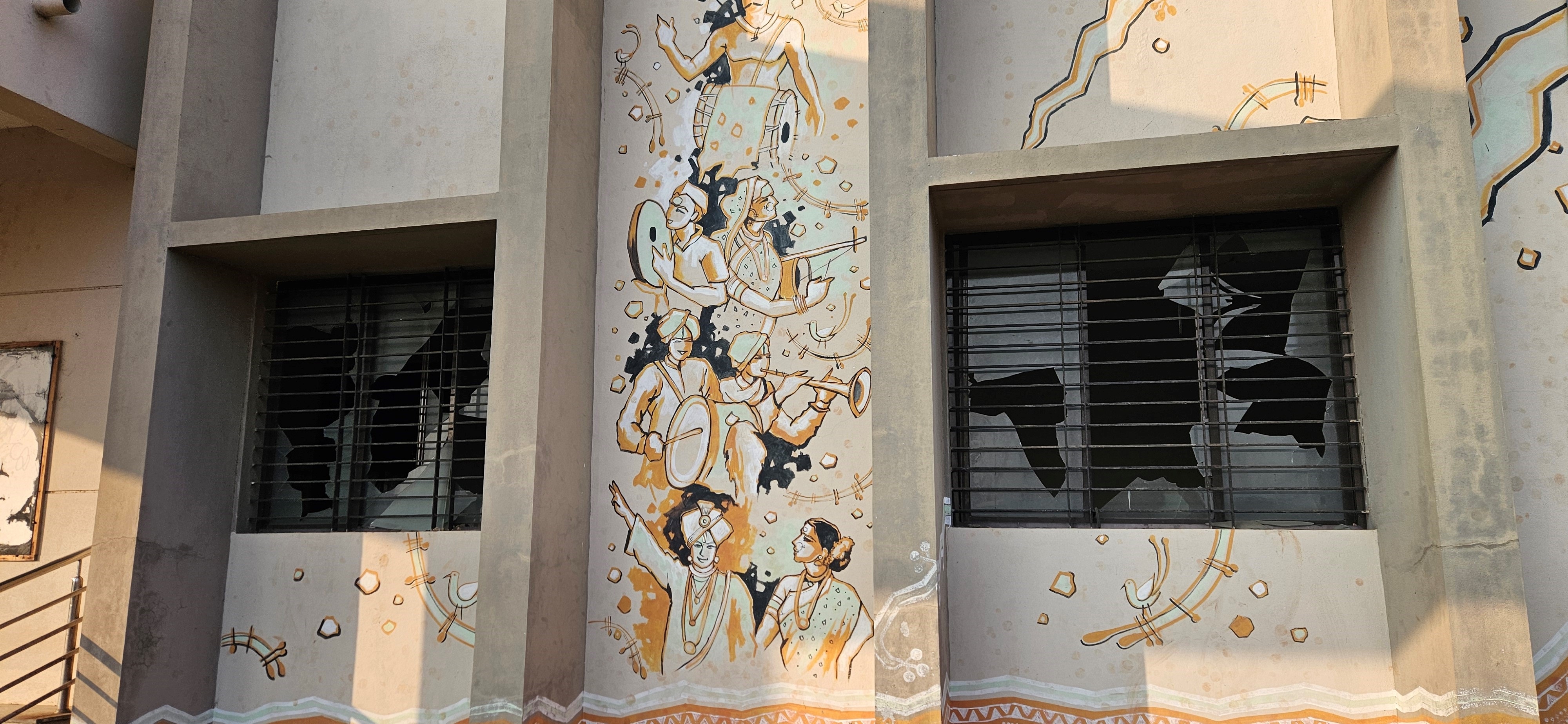 ರಂಗಮಂದಿರದ ಕಿಟಕಿ-ಗಾಜು ಒಡೆದಿದೆ