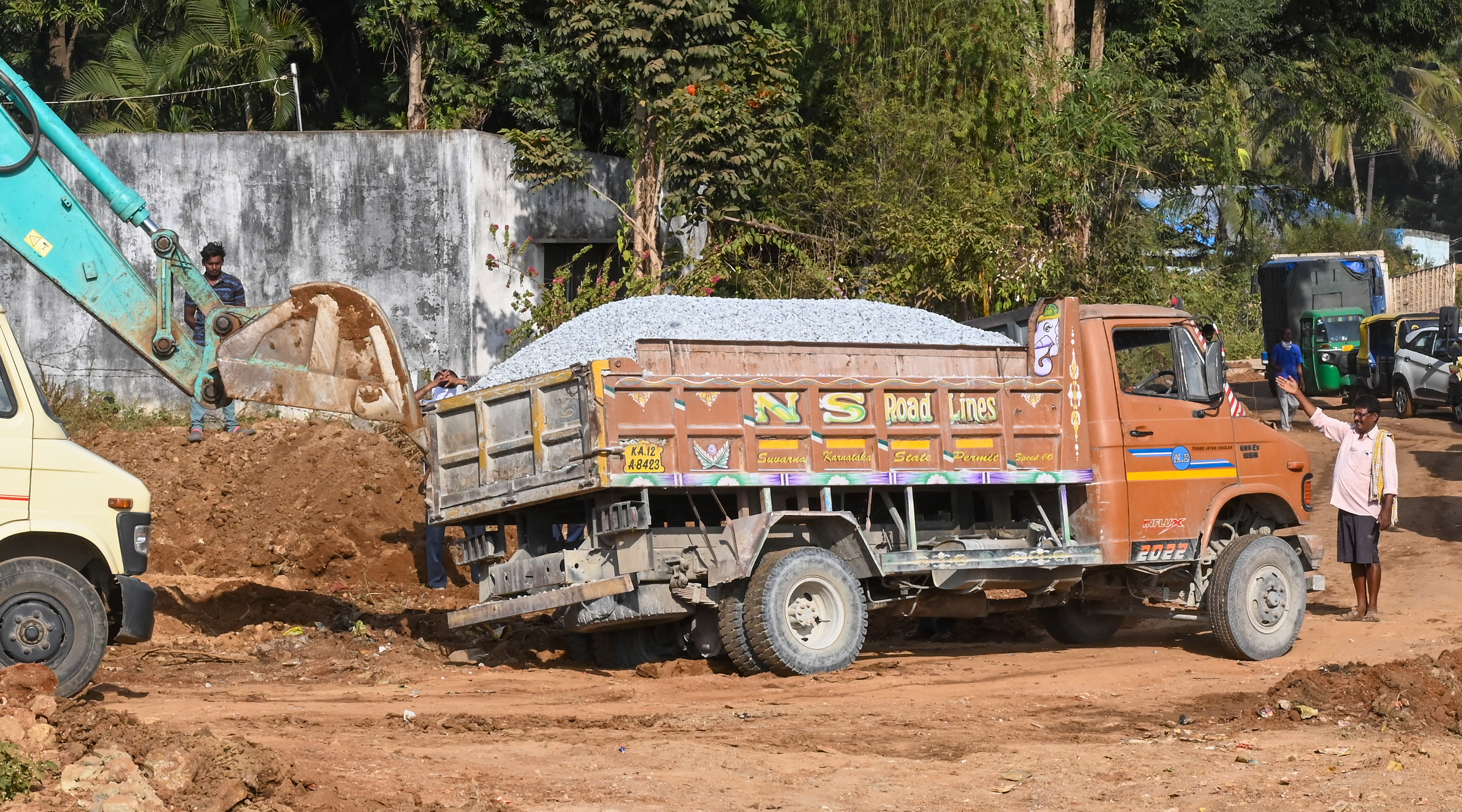 ಮಣ್ಣಿನ ರಸ್ತೆಯಲ್ಲಿ ಜಲ್ಲಿ ಸಾಗಿಸುತ್ತಿದ್ದ ಲಾರಿ ಸಿಲುಕಿಕೊಂಡಿದ್ದು ಜೆಸಿಬಿ ಯಂತ್ರದ ಸಹಾಯದೊಂದಿಗೆ ಮೇಲಕ್ಕೆತ್ತಲಾಯಿತು. ಪ್ರಜಾವಾಣಿ ಚಿತ್ರ: ಎಂ.ಎಸ್.ಮಂಜುನಾಥ್