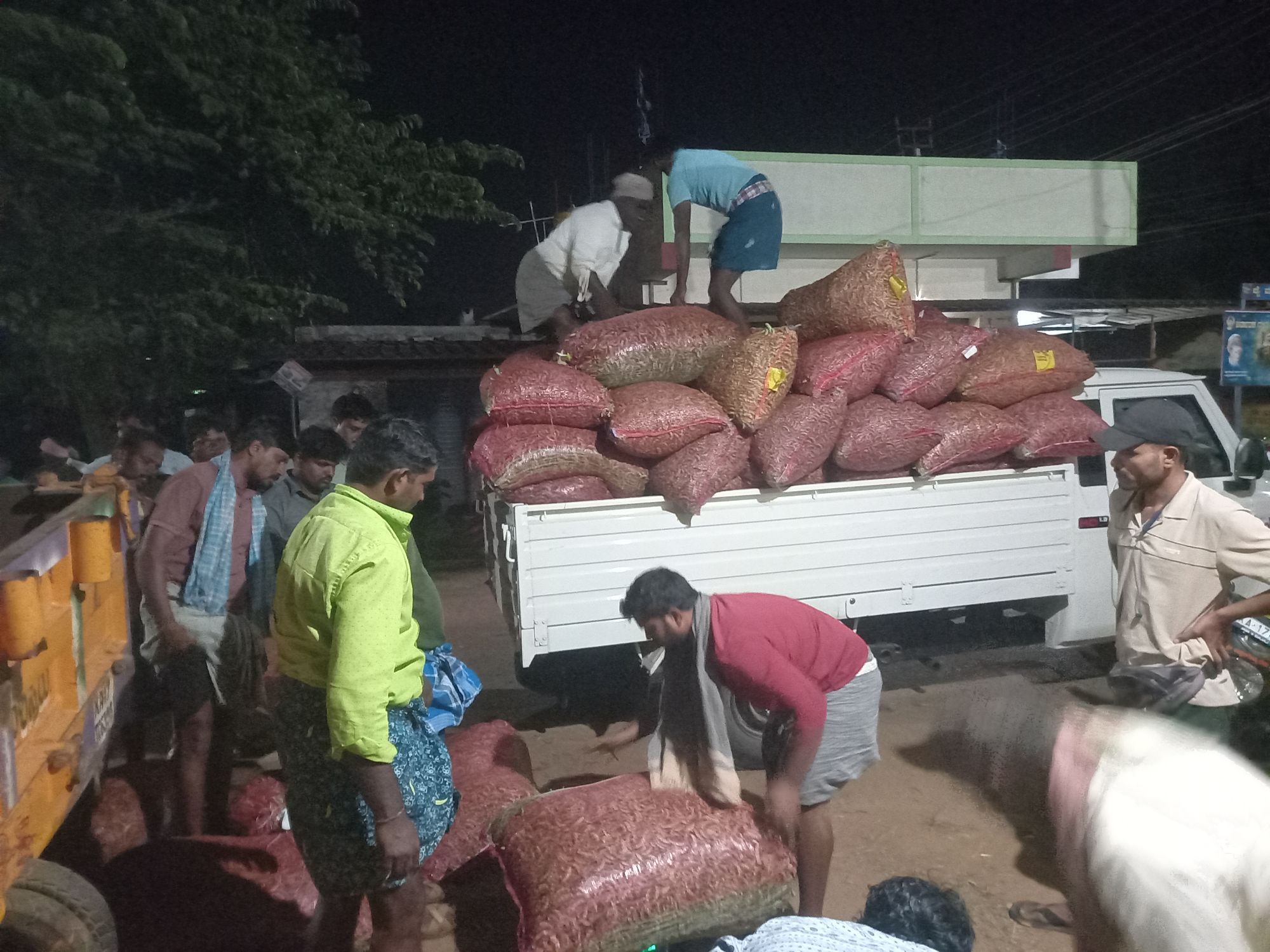 ಮಾಯಕೊಂಡ ಗ್ರಾಮದ ಸಂತೆ ಮೈದಾನದ ಬಳಿ ರೈತರು ಬೆಳೆದ ಅವರೆ ಕಾಯಿಯನ್ನು ಖರೀದಿಸುತ್ತಿರುವ ಖರೀದಿದಾರರು 