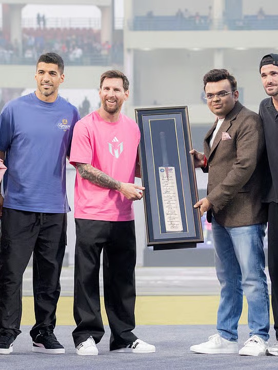 'ಗೋಟ್' (greatest of all time) ಪ್ರವಾಸದ ಭಾಗವಾಗಿ ಮೆಸ್ಸಿ ಕೋಲ್ಕತ್ತದ ಸಾಳ್ವೆಲೇಕ್ ಕ್ರೀಡಾಂಗಣಕ್ಕೆ ಮೊದಲು ಭೇಟಿ ನೀಡಿದ್ದರು. ಆ ಬಳಿಕ ಹೈದರಾಬಾದ್, ಮುಂಬೈ, ದೆಹಲಿಗೆ ಭೇಟಿ ನೀಡಿದ್ದರು.