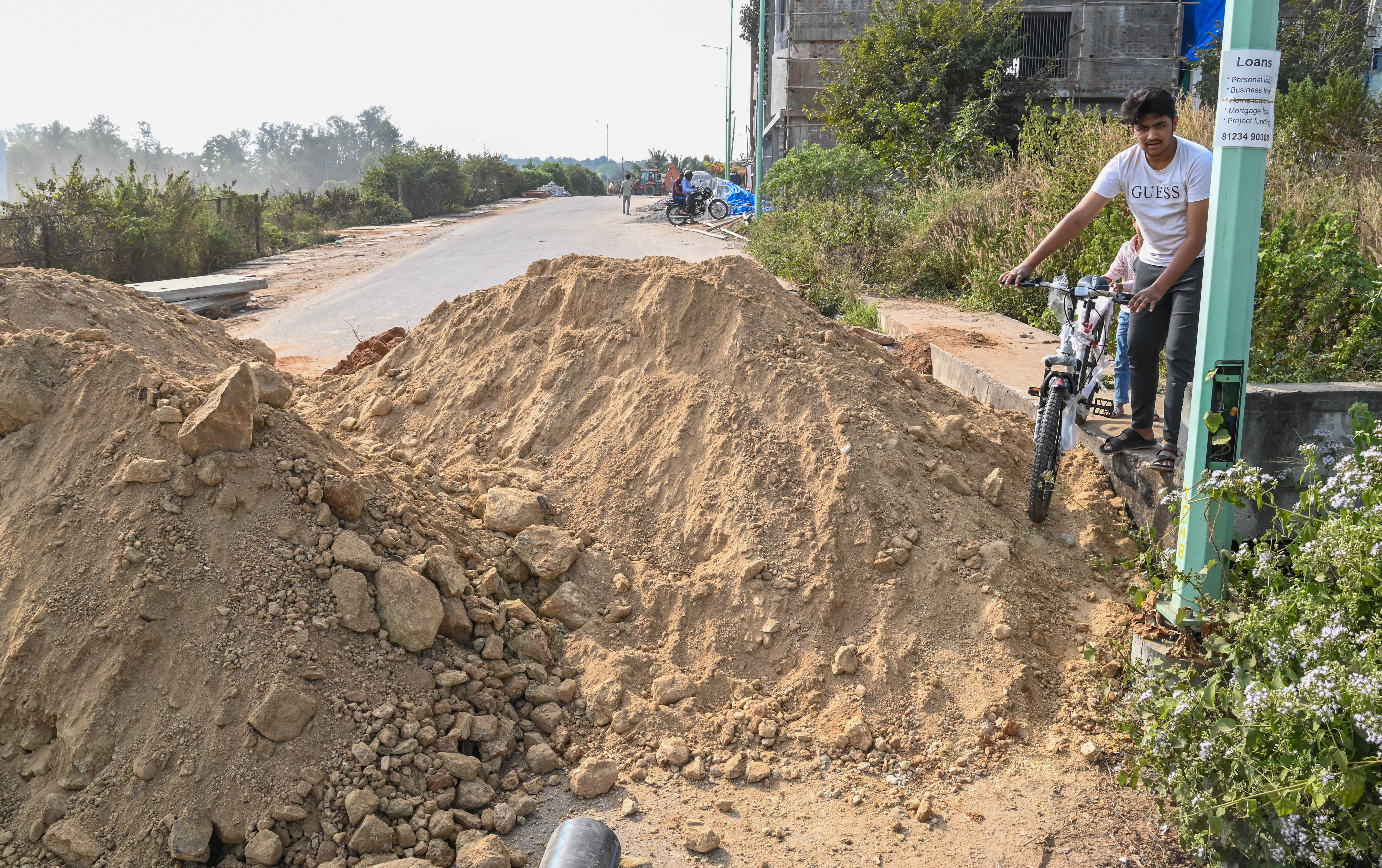 ಭೀಮನಕುಪ್ಪೆ ಗ್ರಾಮದೊಳಗೆ ವಾಹನಗಳು ಬಾರದಂತೆ ಗ್ರಾಮಸ್ಥರು ಮಣ್ಣು ಸುರಿದಿರುವ ದೃಶ್ಯ
ಪ್ರಜಾವಾಣಿ ಚಿತ್ರ: ಎಂ.ಎಸ್.ಮಂಜುನಾಥ್