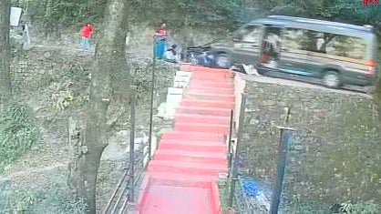 ಹಿಮ್ಮುಖವಾಗಿ ಚಲಿಸಿದ ಪ್ರವಾಸಿಗರ ಟೆಂಪೊ ಟ್ರಾವೆಲರ್: ಮೈ ಜುಂ ಎನಿಸುವ ವಿಡಿಯೊ