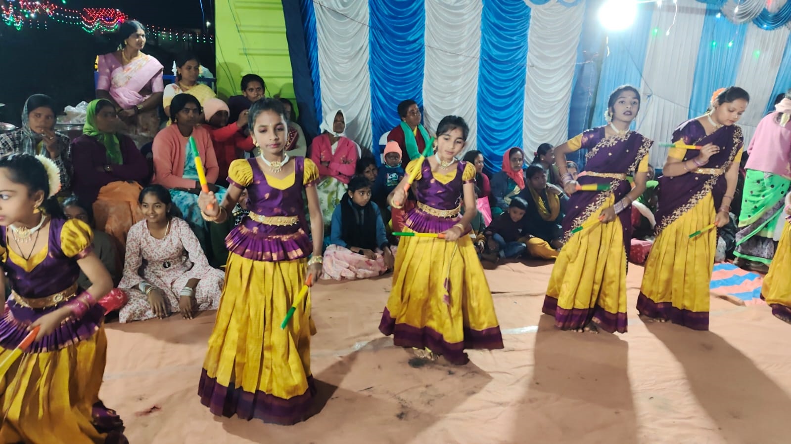 ಮಾನರಗೆರೆ ಗ್ರಾಮಸ್ಥರ ಕೋಲಾಟ