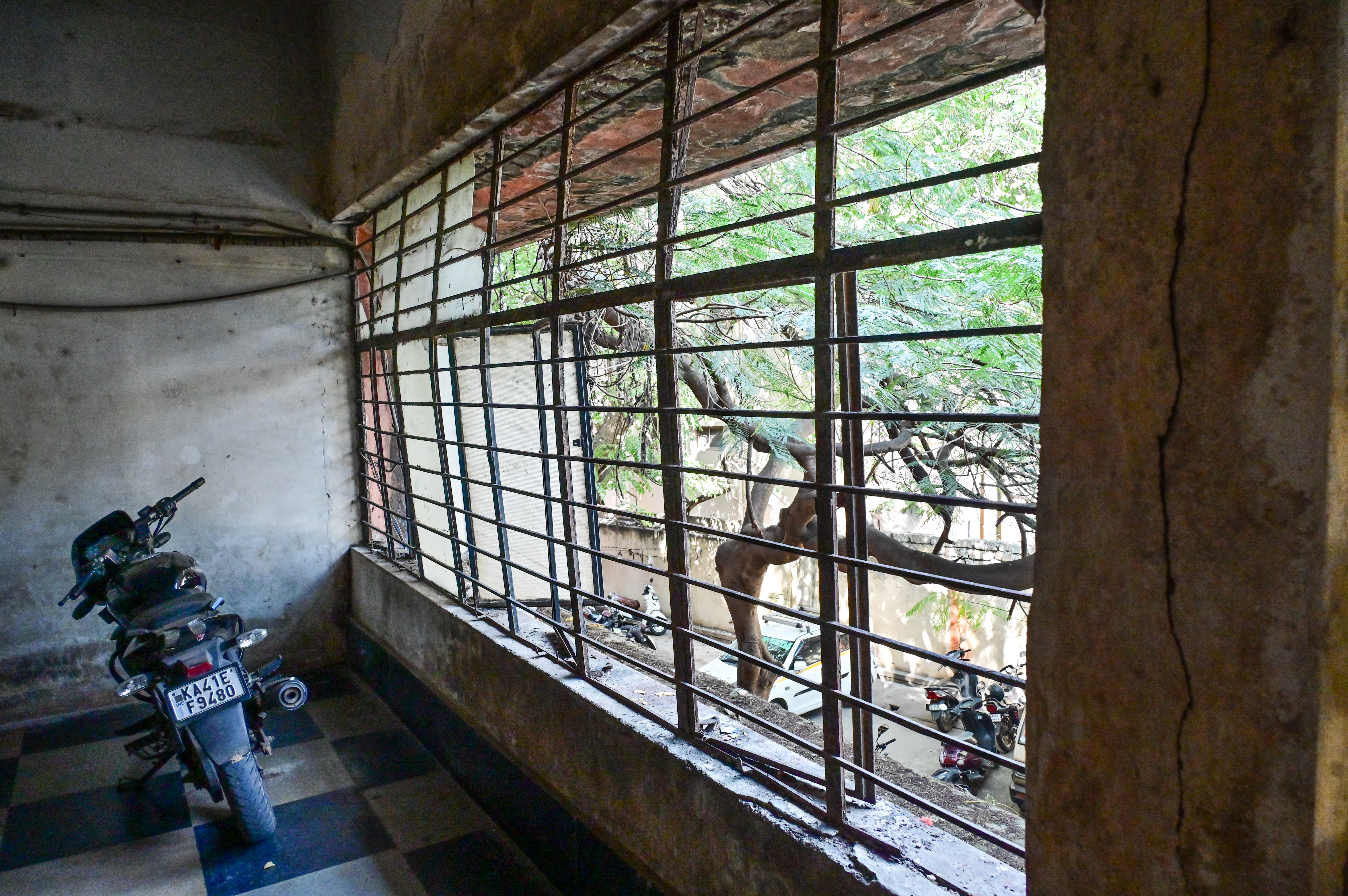 ಬೆಂಡ್‌ ಆಗಿರುವ ಕಿಟಕಿ
ಪ್ರಜಾವಾಣಿ ಚಿತ್ರ: ಪ್ರಶಾಂತ್ ಎಚ್.ಜಿ.