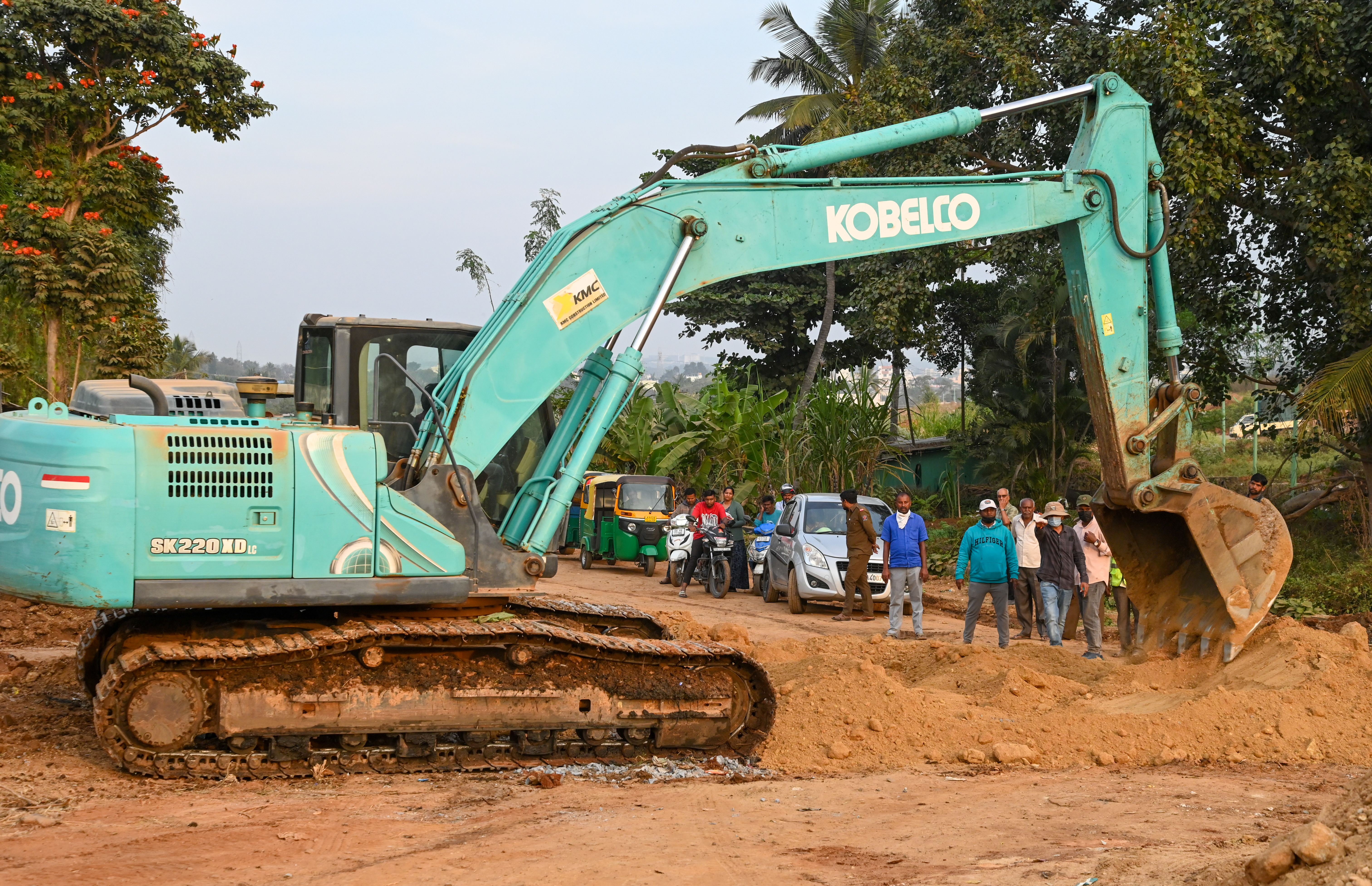 ಭೀಮನಕುಪ್ಪೆ ಮುಖ್ಯರಸ್ತೆ ಬಳಿ ಮಣ್ಣು ಹಾಕಿ ತಾತ್ಕಾಲಿಕವಾಗಿ ರಸ್ತೆ ನಿರ್ಮಿಸಲಾಗುತ್ತಿದೆ. 
ಪ್ರಜಾವಾಣಿ ಚಿತ್ರ: ಎಂ.ಎಸ್.ಮಂಜುನಾಥ್