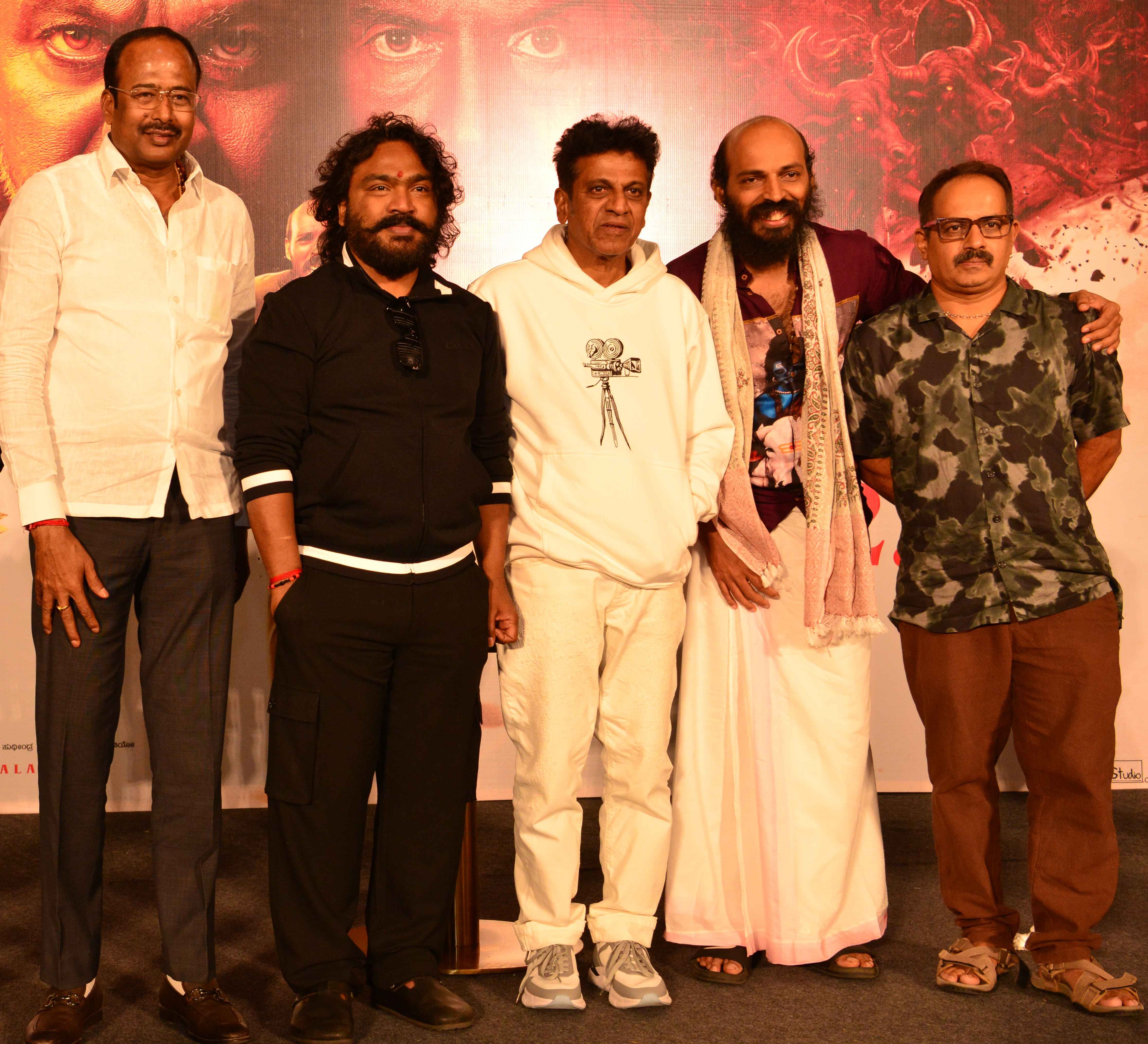 ಚಿತ್ರತಂಡದೊಂದಿಗೆ ಅರ್ಜುನ್‌ ಜನ್ಯ