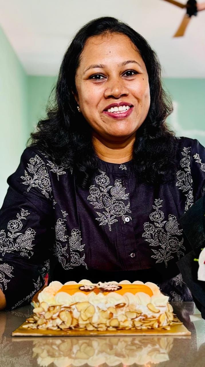 ಕೇಕ್‌ನೊಂದಿಗೆ ನಂದಿನಿ ಆದರ್ಶ