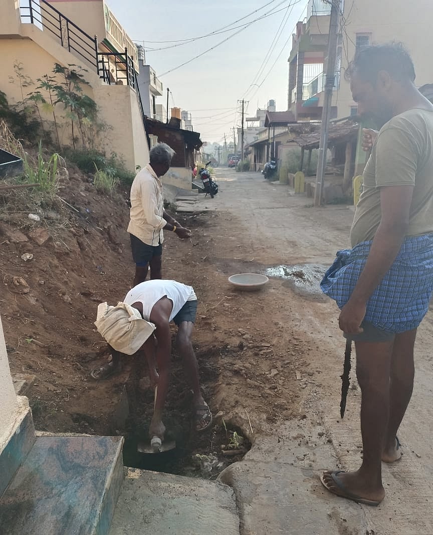 ಹಾರೋಹಳ್ಳಿ: ದೊಡ್ಡಸಾದೇನಹಳ್ಳಿಯಲ್ಲಿ ಚರಂಡಿ ಸ್ವಚ್ಛಗೊಳಿಸಿದ ಗ್ರಾಮಸ್ಥರು