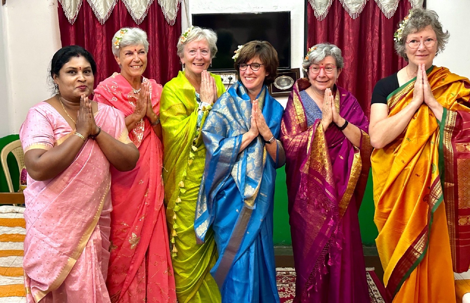 ನಮಸ್ತೆ, ಹೇಗಿದ್ದೀರಿ?– ಸೀರೆಯುಟ್ಟು ಸಂಭ್ರಮಿಸುತ್ತಿರುವ ವಿದೇಶಿ ಮಹಿಳೆಯರು