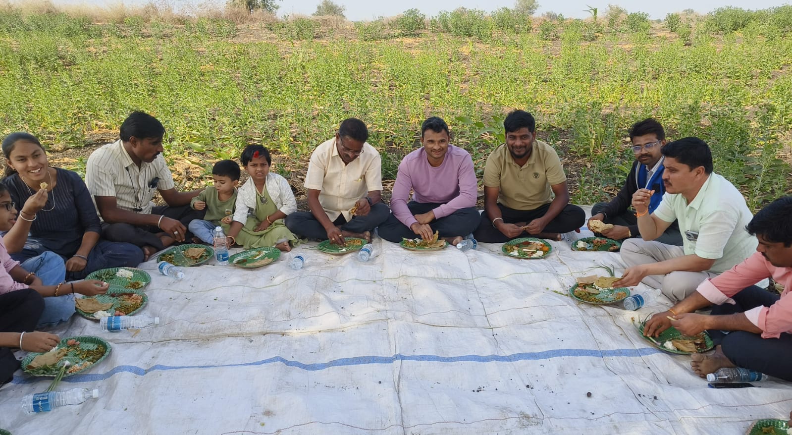 ಹುನಗುಂದ ಪಟ್ಟಣದ ಹೊರವಲಯದ ಜಮೀನಿನಲ್ಲಿ ರೈತ ಕುಟುಂಬದವರು ಊಟ ಮಾಡಿದರು