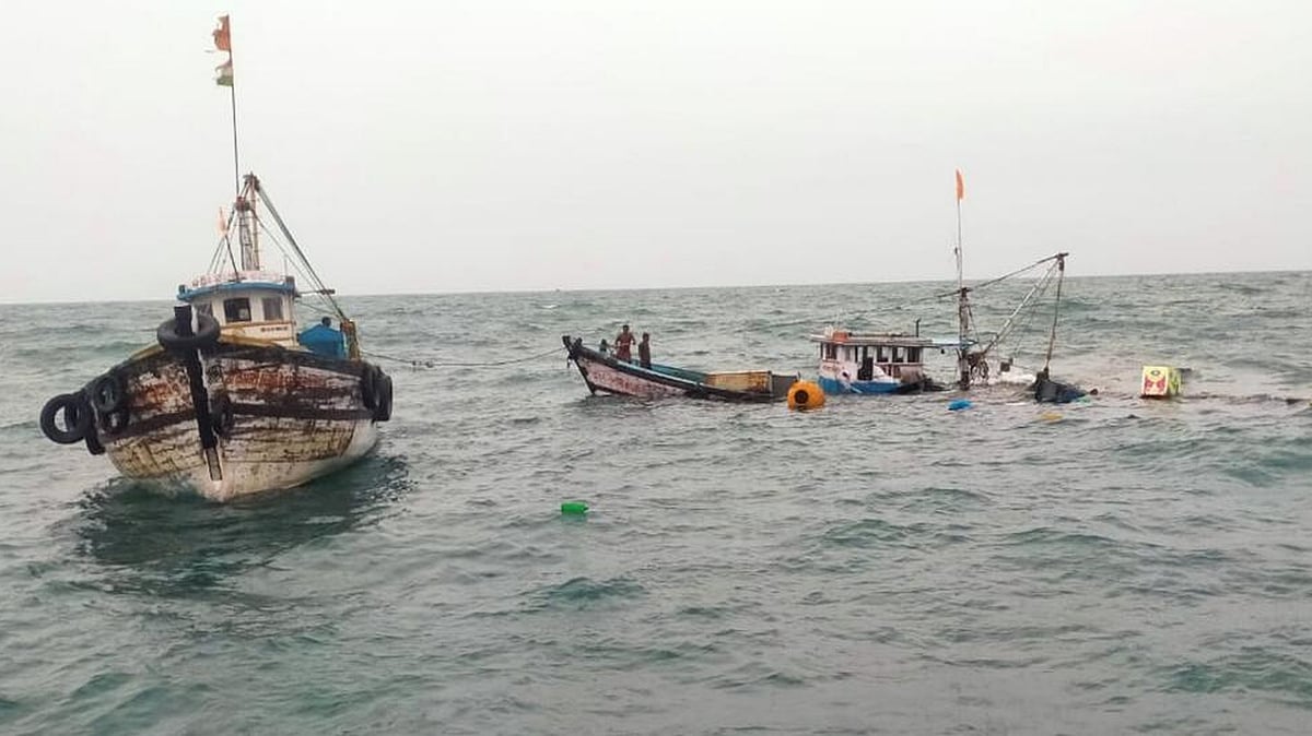 ಕಾರವಾರ: ಅಲೆಗಳ ಅಬ್ಬರಕ್ಕೆ ಮುಳುಗಿದ ದೋಣಿ; ಮೀನು ಹಿಡಿಯಲು ಹೋಗಿದ್ದ ಸಹೋದರರ ಸಾವು