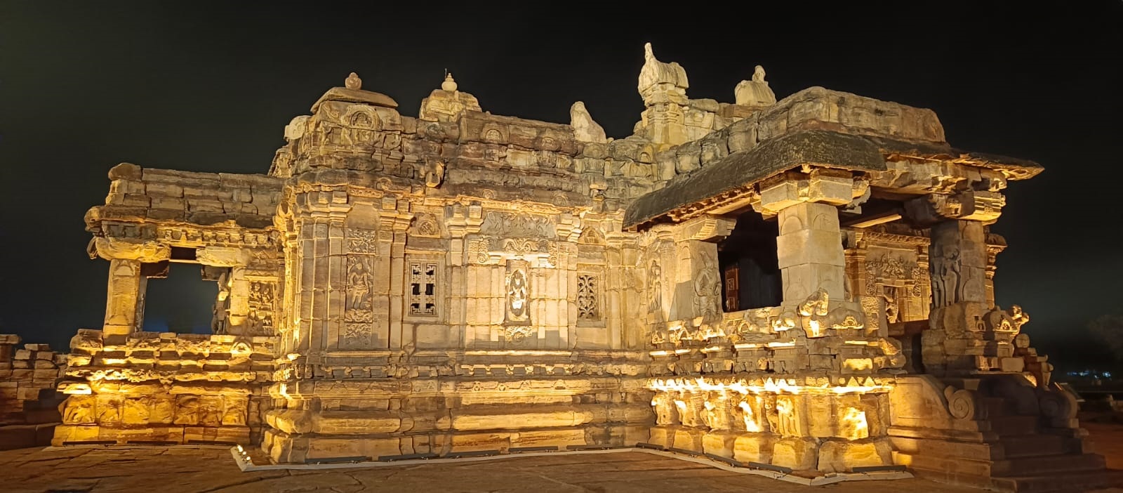 ವಿದ್ಯುತ್‌ ದೀಪಾಲಂಕಾರದಲ್ಲಿ ಕಂಗೊಳಿಸುತ್ತಿರುವ ಪಟ್ಟದಕಲ್ಲಿನ ಸ್ಮಾರಕ