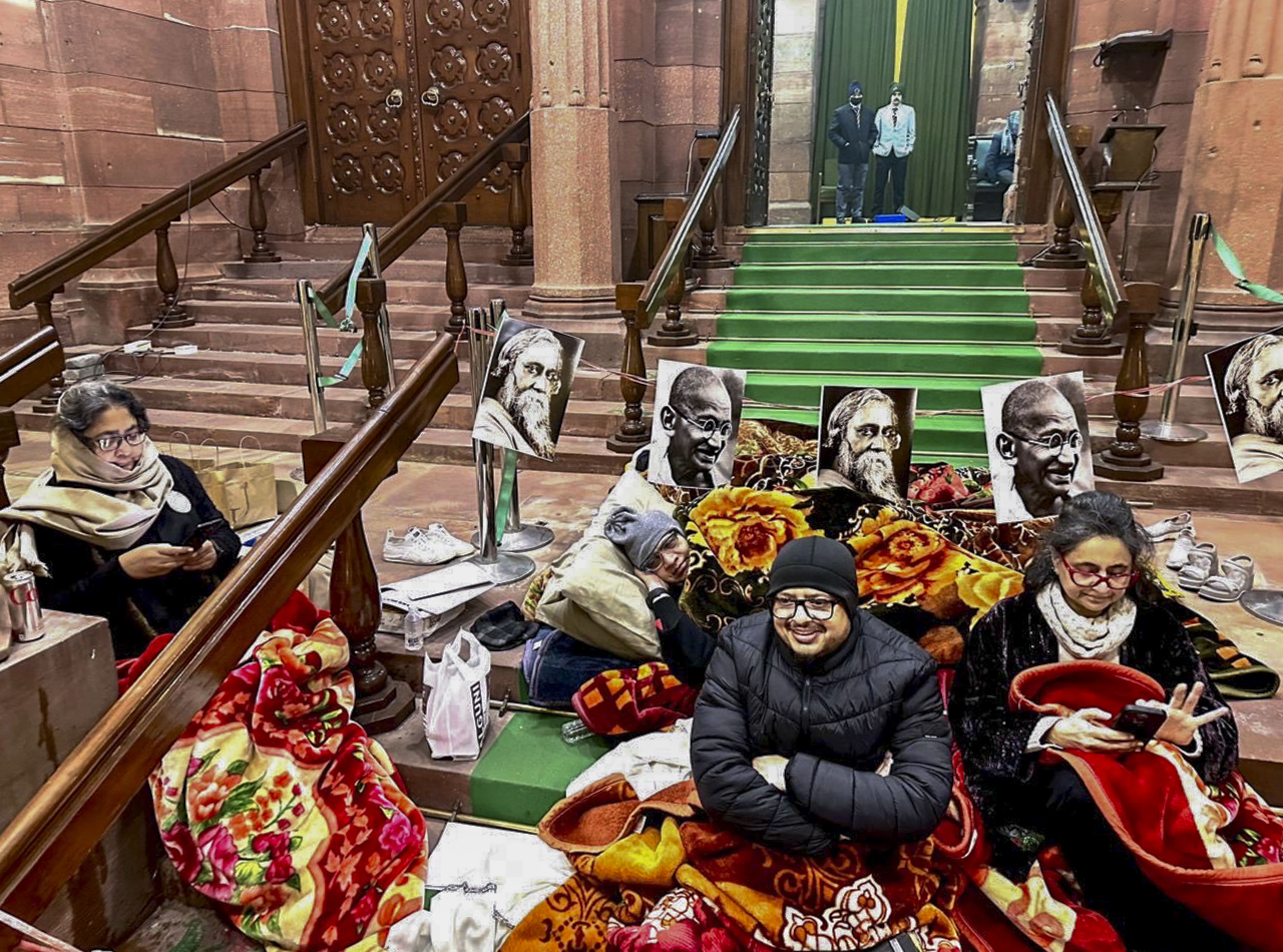 ವಿರೋಧ ಪಕ್ಷಗಳ ನಾಯಕರು ಸಂಸತ್‌ ಭವನದ ಆವರಣದಲ್ಲಿ ಗುರುವಾರ ಅಹೋರಾತ್ರಿ ಧರಣಿ ನಡೆಸಿದರು  –ಪಿಟಿಐ ಚಿತ್ರ