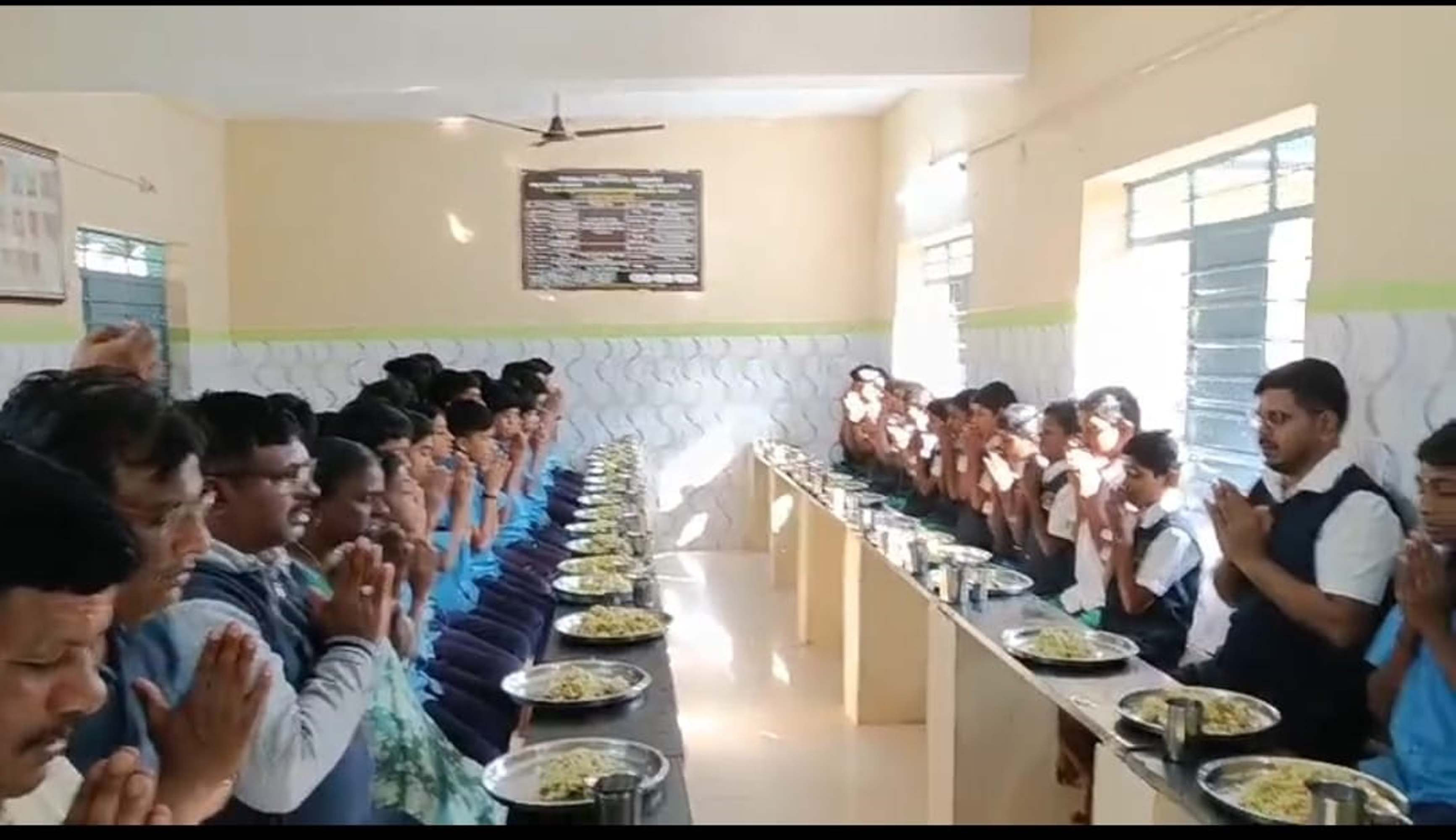 ನ್ಯಾಮತಿ ತಾಲ್ಲೂಕು ಸವಳಂಗ ಗ್ರಾಮದ ಡಾ.ಬಿ.ಆರ್.ಅಂಬೇಡ್ಕರ್ ಮೆಟ್ರಿಕ್‌ಪೂರ್ವ ಬಾಲಕರ ವಸತಿ ವಿದ್ಯಾರ್ಥಿ ನಿಲಯಕ್ಕೆ ಶುಕ್ರವಾರ ಜಿಲ್ಲಾ ಪಂಚಾಯಿತಿ ಸಿಇಒ ಗಿತ್ತೆ ಮಾಧವ ವಿಠ್ಠಲರಾವ್  ಭೇಟಿ ನೀಡಿ ವಸತಿ ನಿಲಯದ ವಿದ್ಯಾರ್ಥಿಗಳೊಂದಿಗೆ ಉಪಹಾರ ಸೇವಿಸಿದರು. 