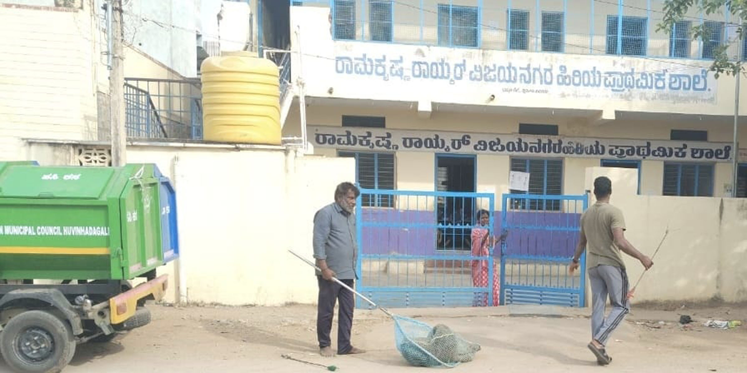 ಹೂವಿನಹಡಗಲಿಯಲ್ಲಿ ಬೀದಿನಾಯಿಗಳನ್ನು ಸೆರೆ ಹಿಡಿಯುತ್ತಿರುವುದು