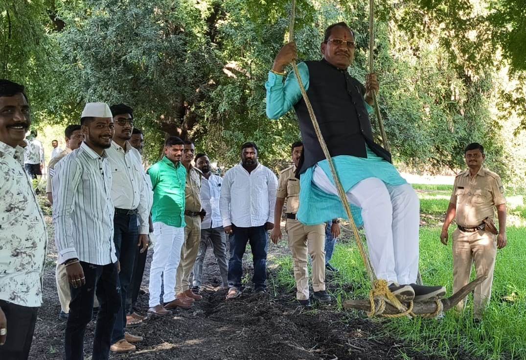 ಫೋಟೋ ಕ್ಯಾಪ್ಷನ್ : 19ಕೆಎಂಎಲ್03-ಎ : ಕಮಲನಗರ ತಾಲ್ಲೂಕಿನ ದಾಬಕಾ ಗ್ರಾಮದ ಧನಾಜಿ ಜಾಧವ ಅವರ ಹೊಲದಲ್ಲಿ ಶಾಸಕ ಪ್ರಭು ಚವ್ಹಾಣ ಅವರು ಜೋಕಾಲಿ ಆಡಿದರು.