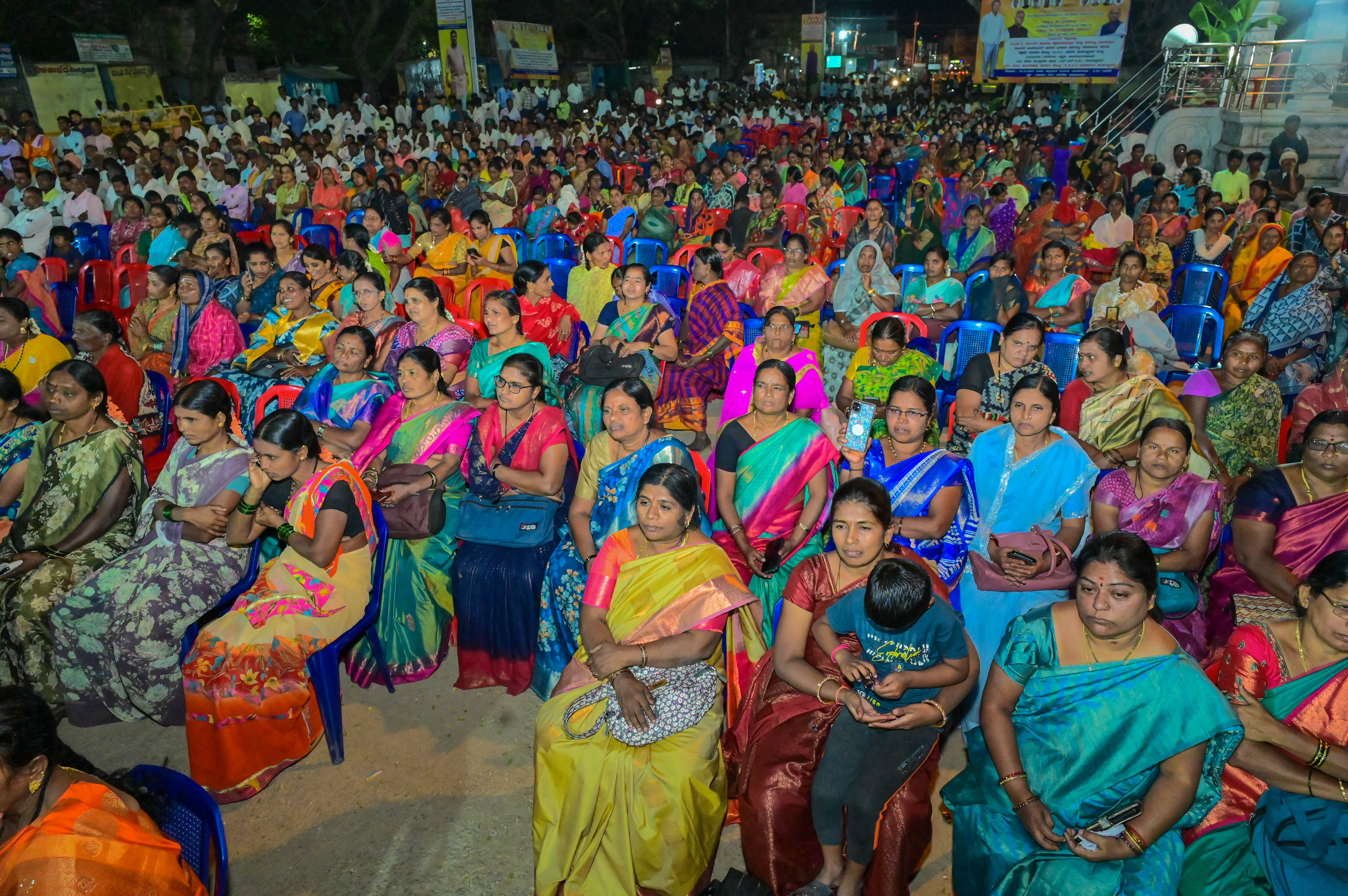 ಕಾರ್ಯಕ್ರಮದಲ್ಲಿ ಪಾಲ್ಗೊಂಡಿದ್ದ ಜನ 