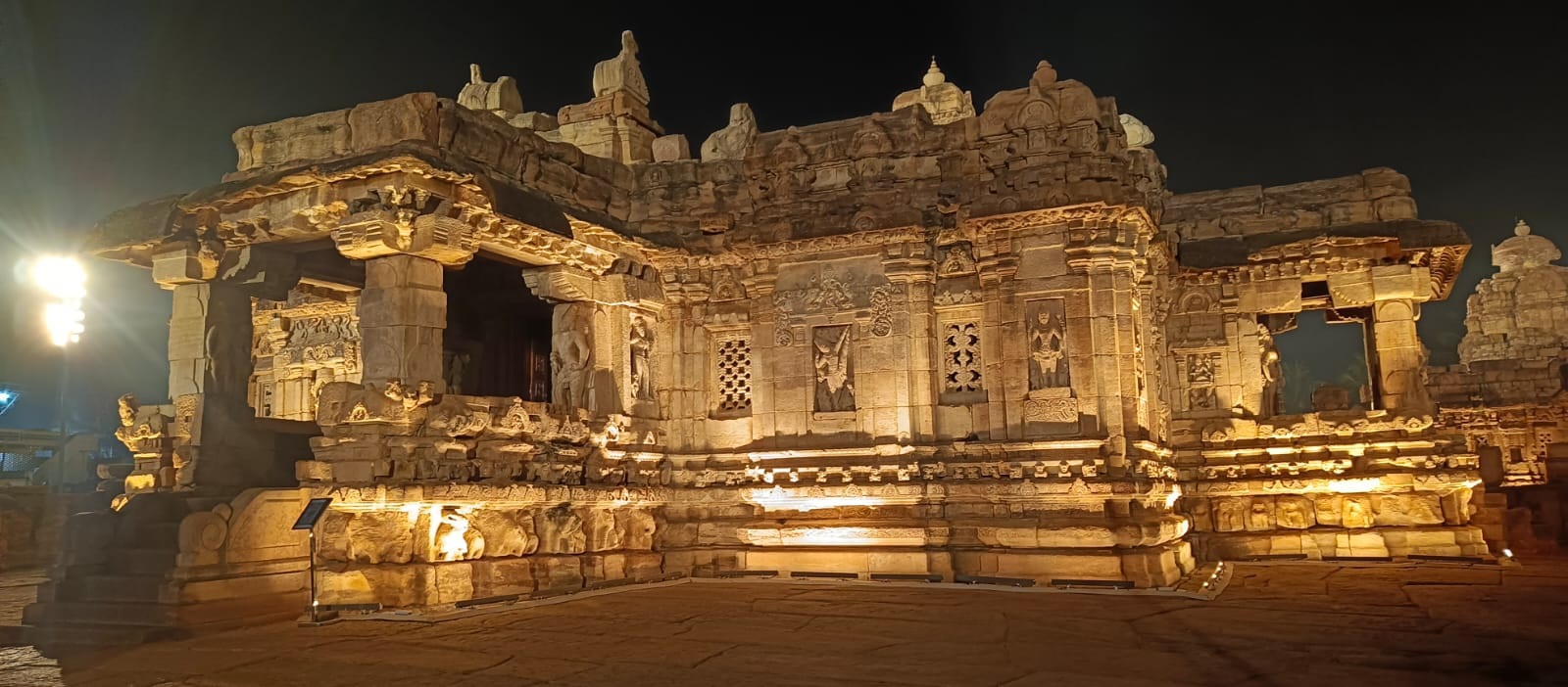 ವಿದ್ಯುತ್‌ ದೀಪಾಲಂಕಾರದಲ್ಲಿ ಕಂಗೊಳಿಸುತ್ತಿರುವ ಪಟ್ಟದಕಲ್ಲಿನ ಸ್ಮಾರಕ