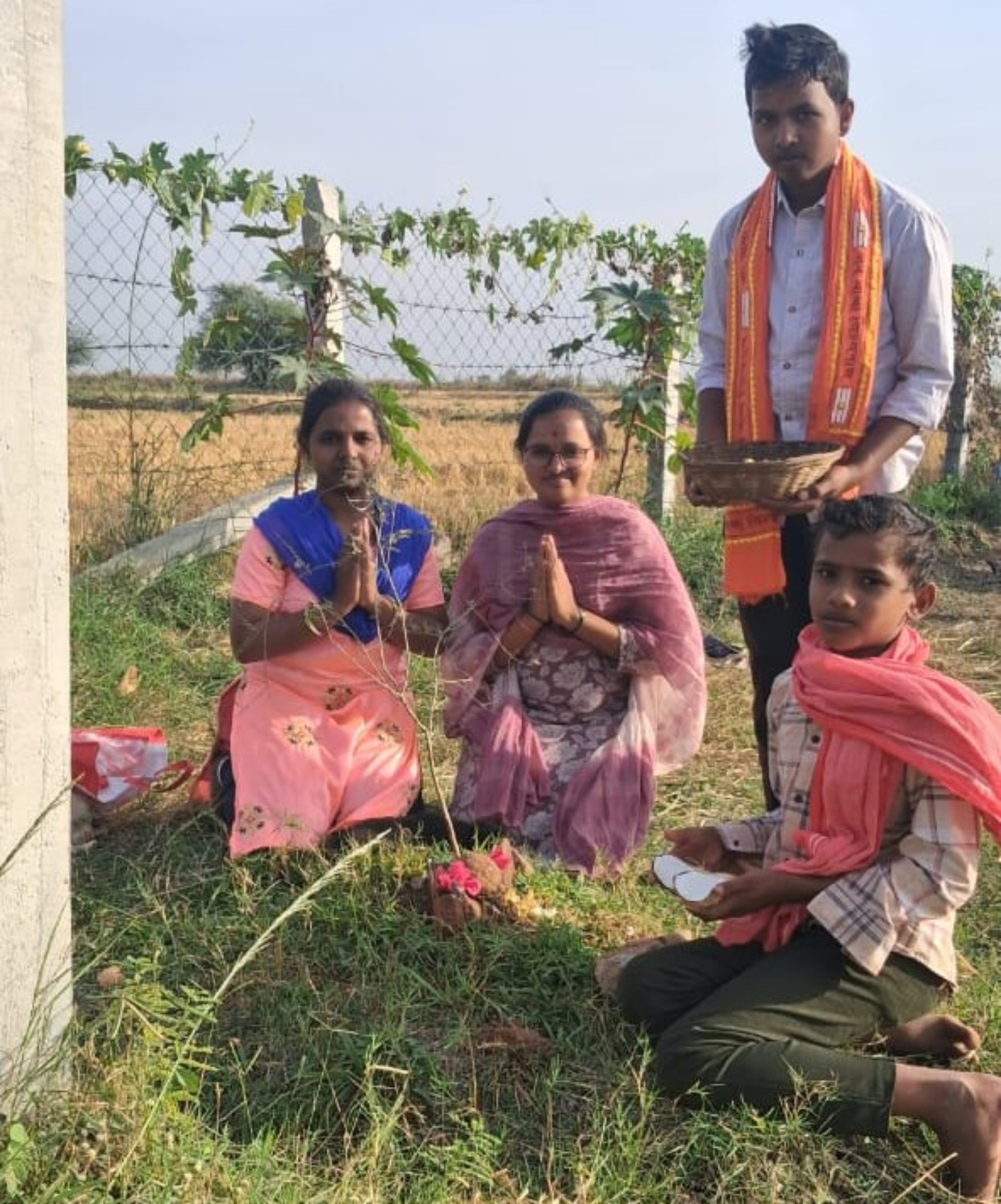 ಸಿರವಾರದಲ್ಲಿ ರೈತ ಕುಟುಂಬಗಳು ಎಳ್ಳ ಅಮವಾಸ್ಯೆ ಅಂಗವಾಗಿ ತಮ್ಮ ಜಮೀನುಗಳಲ್ಲಿ ವಿಶೇಷ ಪೂಜೆ ಸಲ್ಲಿಸಿದರು