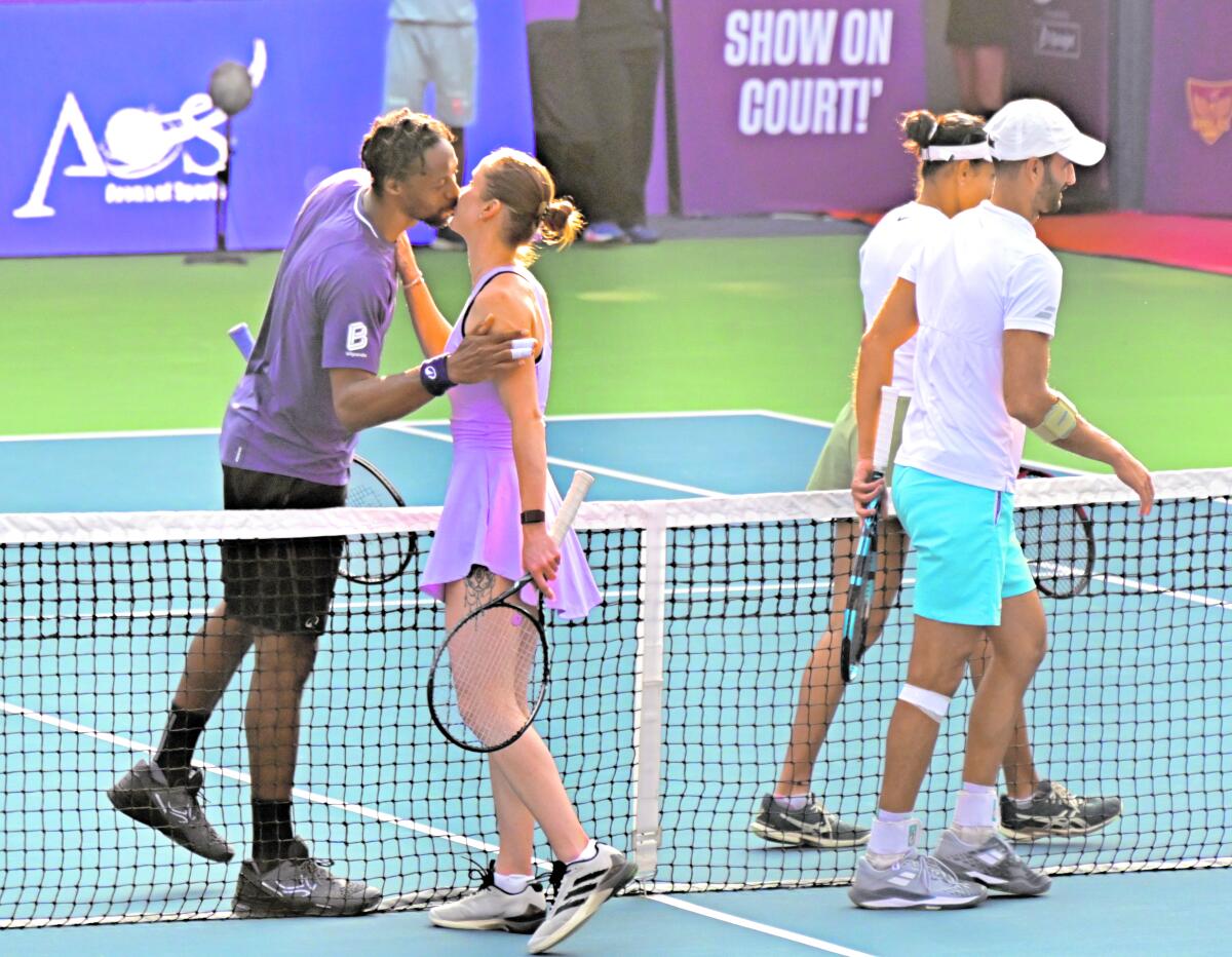 ಡಬಲ್ಸ್‌ನಲ್ಲಿ ಎದುರಾಳಿಗಳಾಗಿ ಆಡಿದ ನಂತರ ಗೇಲ್‌ ಮಾನ್ಫಿಲ್ಸ್‌ (ಎಡಗಡೆ) ಅವರು ಪತ್ನಿ ಎಲಿನಾ ಸ್ವಿಟೋಲಿನಾ ಅವರನ್ನು ಚುಂಬಿಸಿ ಅಭಿನಂದಿಸಿದರು. ಸ್ವಿಟೋಲಿನಾ ಈ ಪಂದ್ಯದಲ್ಲಿ ಯುಕಿ ಭಾಂಬ್ರಿ ಜೊತೆ ಆಡಿ ಜಯಗಳಿಸಿದರು   